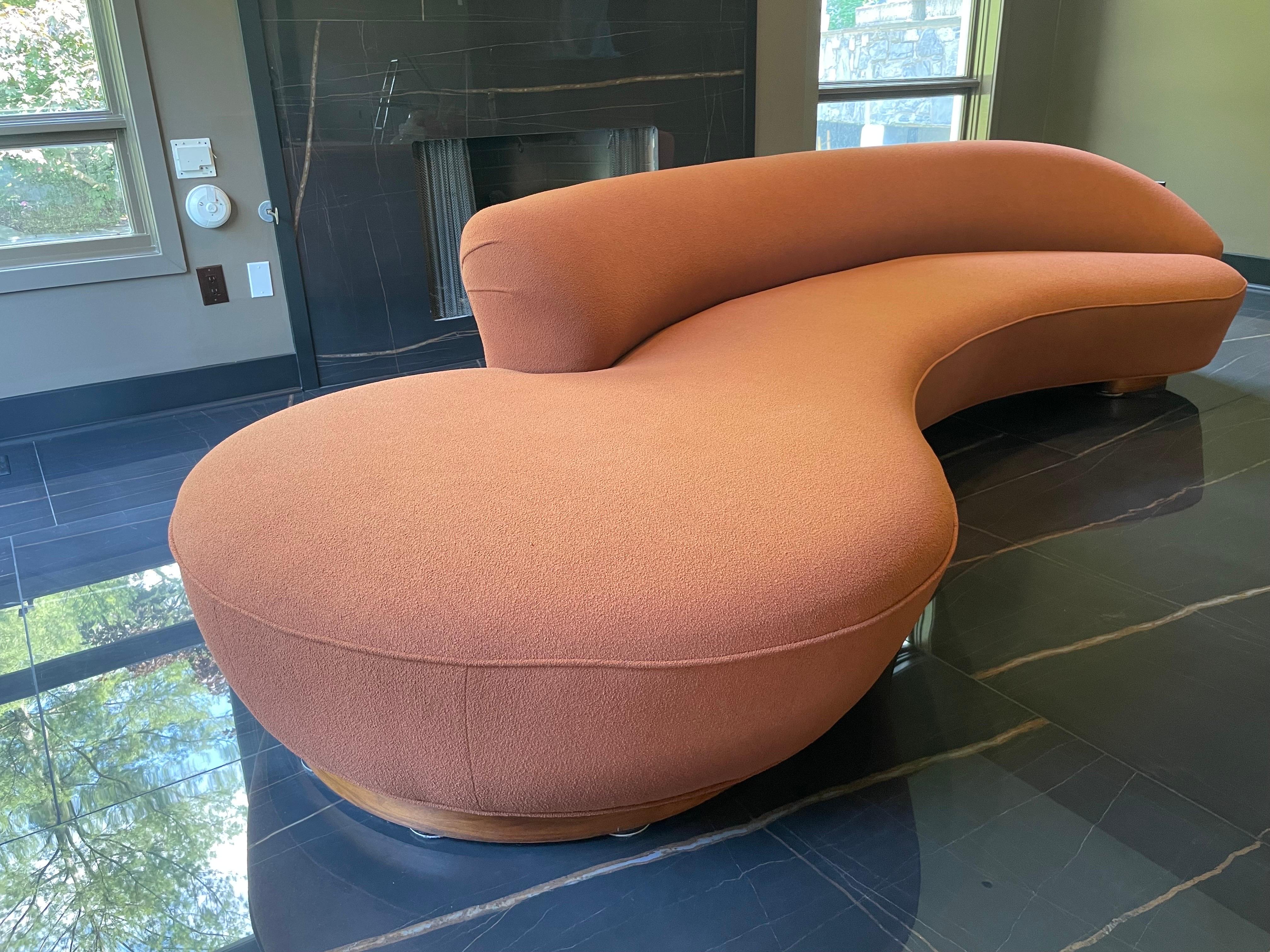 Außergewöhnliches Vladimir Kagan Serpentine Großes Modul-Sofa aus rostfarbenem Bouclé  im Angebot 3