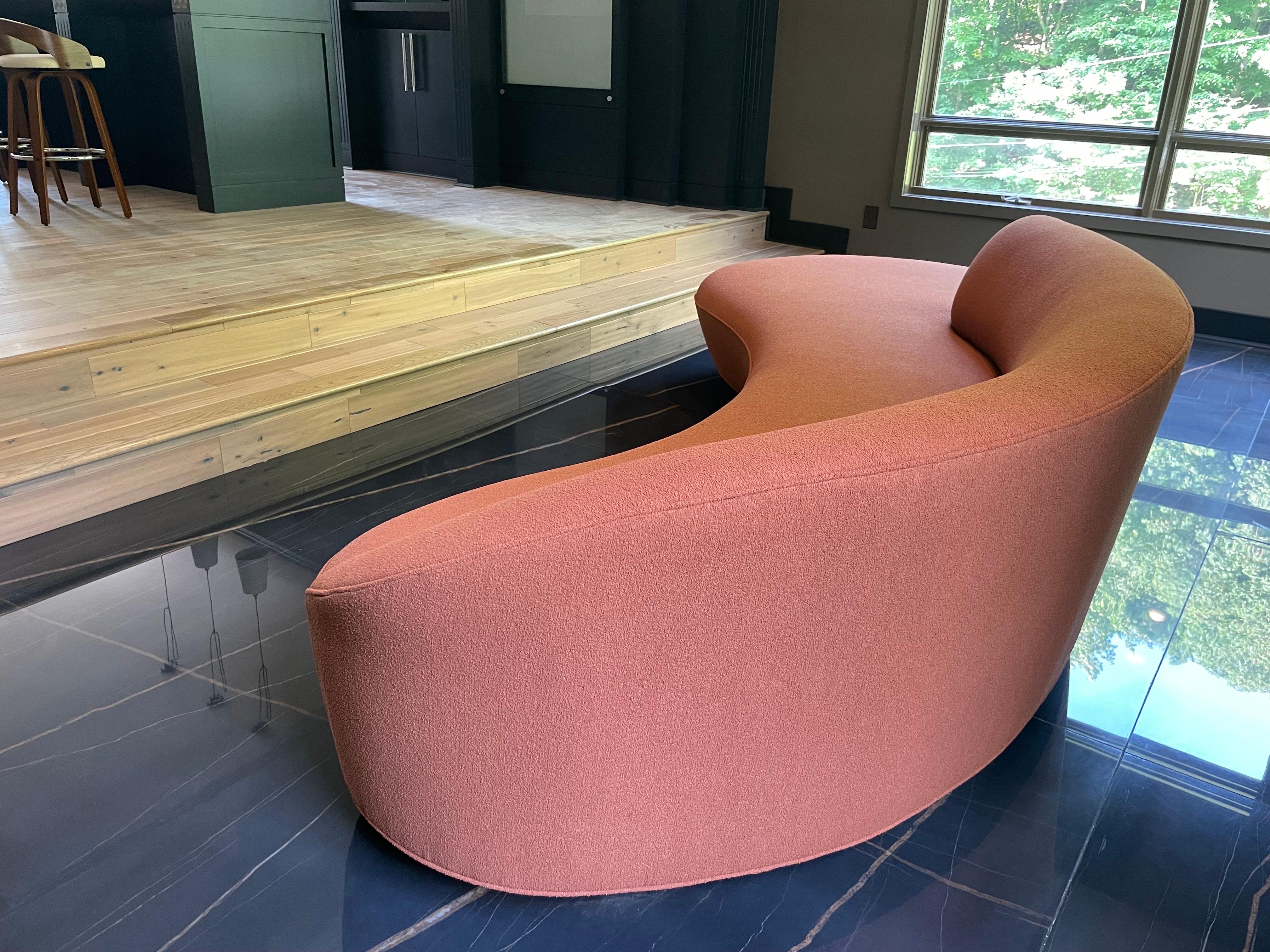 Außergewöhnliches Vladimir Kagan Serpentine Großes Modul-Sofa aus rostfarbenem Bouclé  im Angebot 1