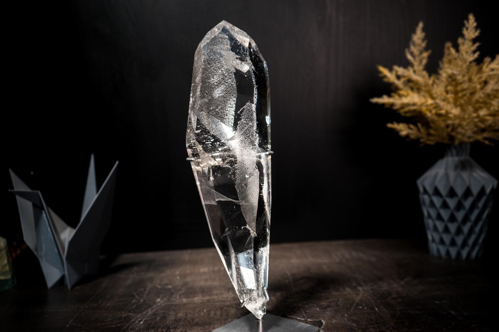 Real Lemurian Crystal Quartz Obelisk Point: Water-Clear Optical Transparency In New Condition For Sale In Ametista Do Sul, BR