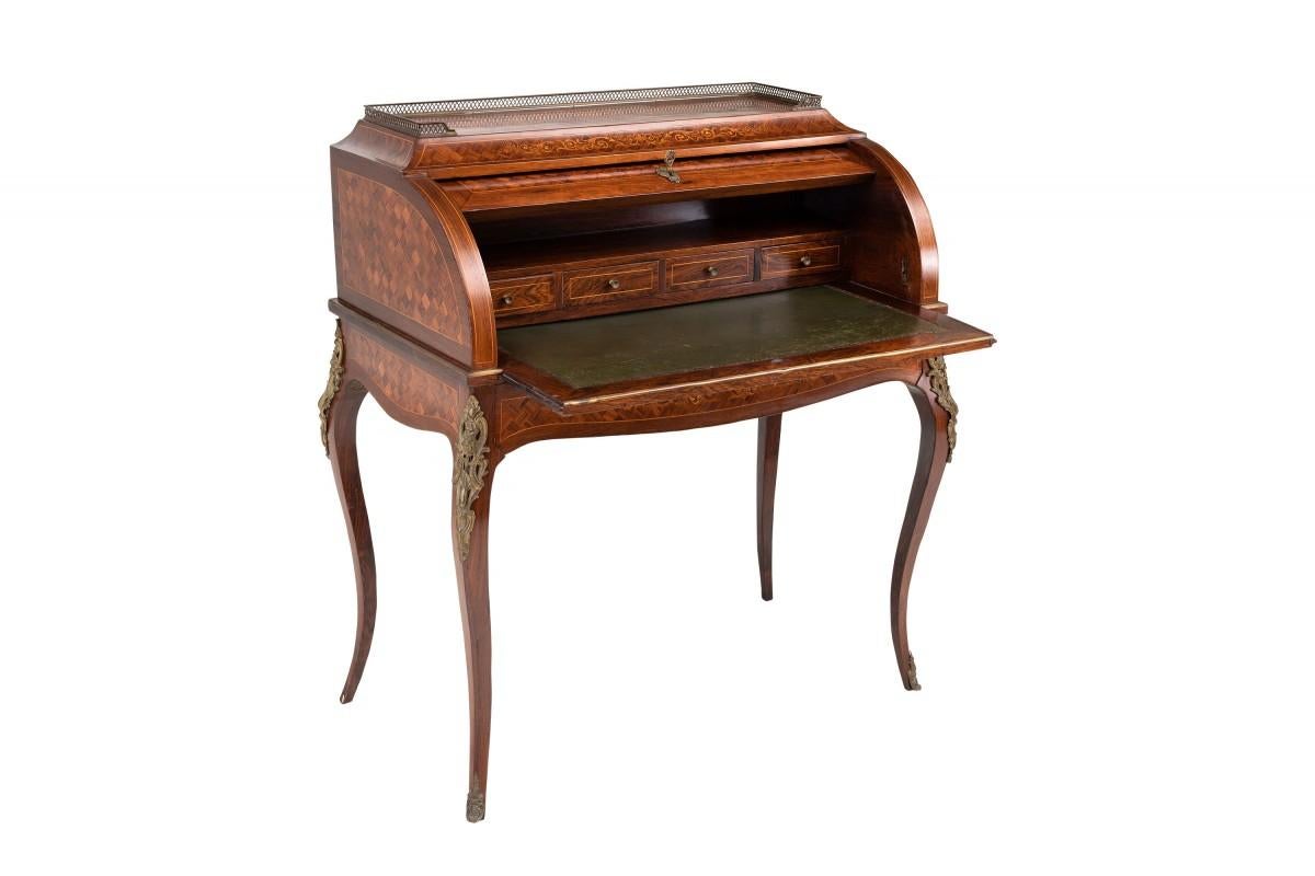 Exceptional women's secretary, France, ca. 1910.

Very good condition.

Wood: rosewood

Dimensions:

H. 106 cm W. 90 cm D. 70 cm