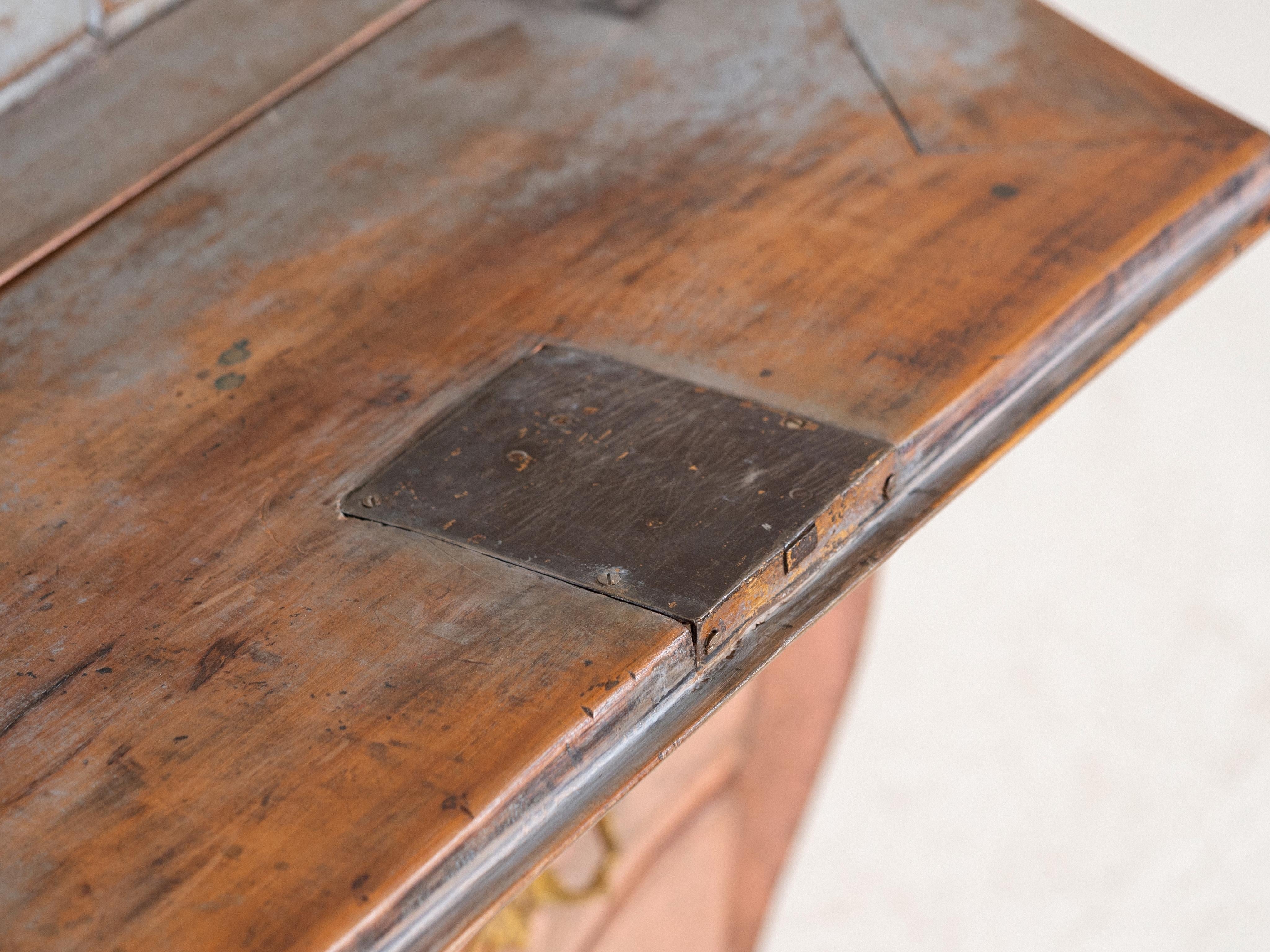Exceptional wonderful Rococo bureau in original paint and hardware, circa 1710. in vendita 5