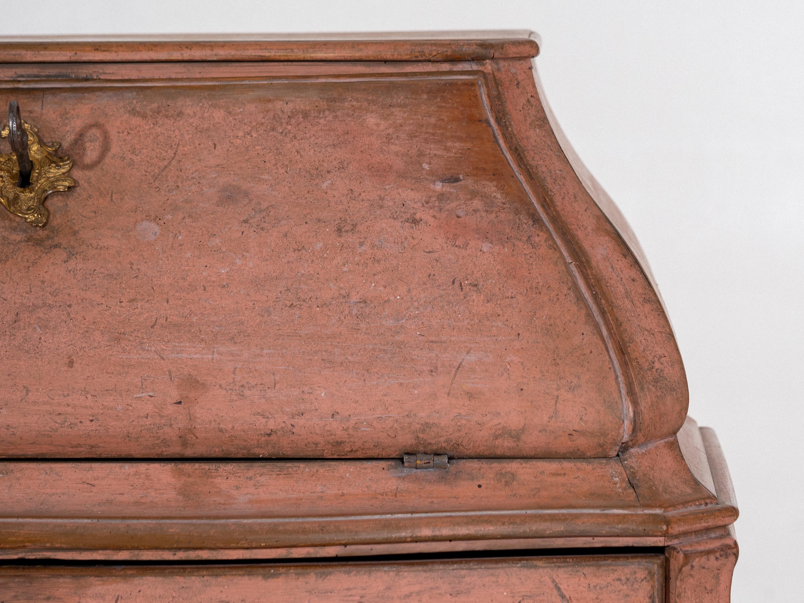 Exceptional wonderful Rococo bureau in original paint and hardware, circa 1710. In condizioni buone in vendita a Aalsgaarde, DK