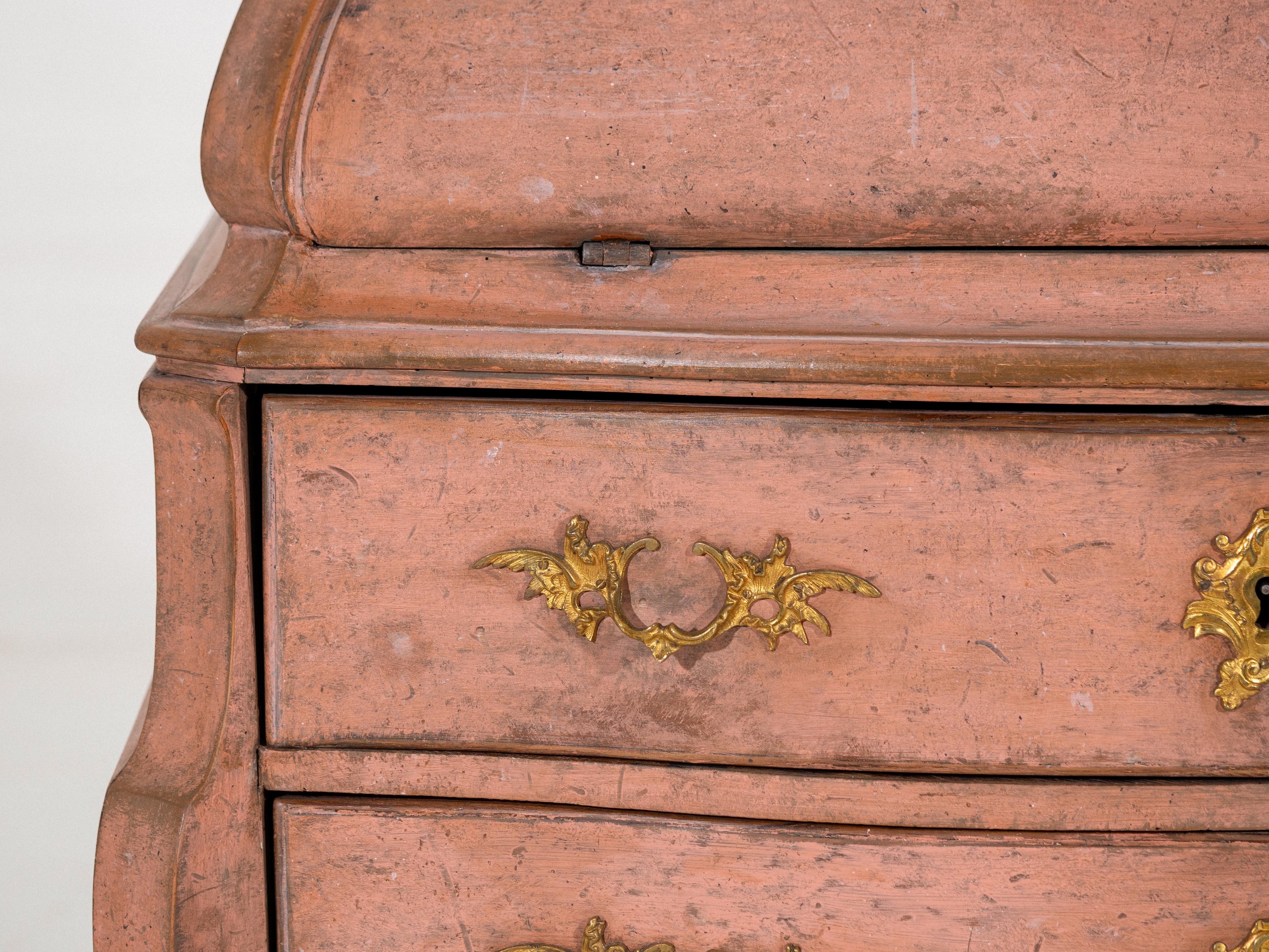 Legno Exceptional wonderful Rococo bureau in original paint and hardware, circa 1710. in vendita
