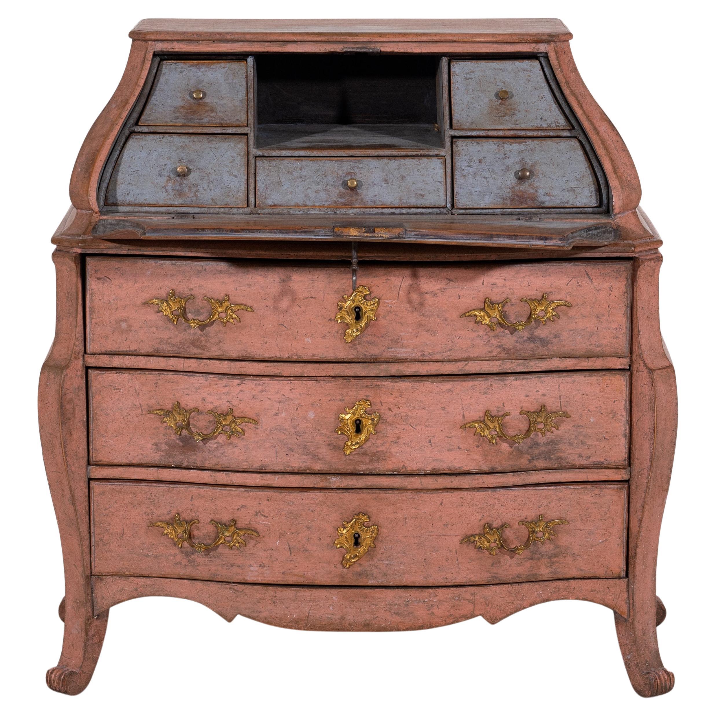 Exceptional wonderful Rococo bureau in original paint and hardware, circa 1710. in vendita