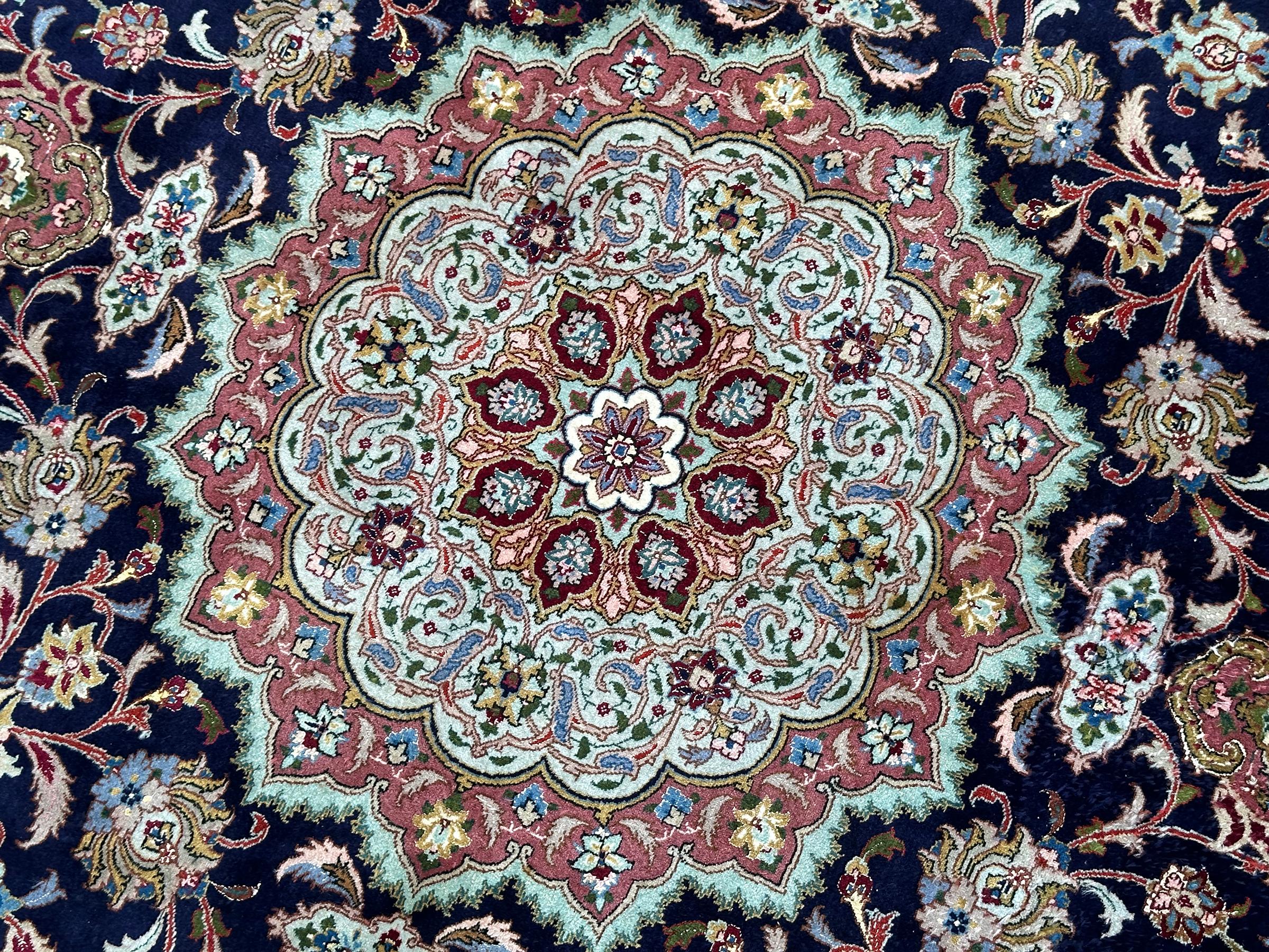 Außergewöhnliche Wolle & Seide Tabriz Teppich 298cmx298cm Feine persische Teppich 10x10 Runde im Zustand „Gut“ im Angebot in New York, NY