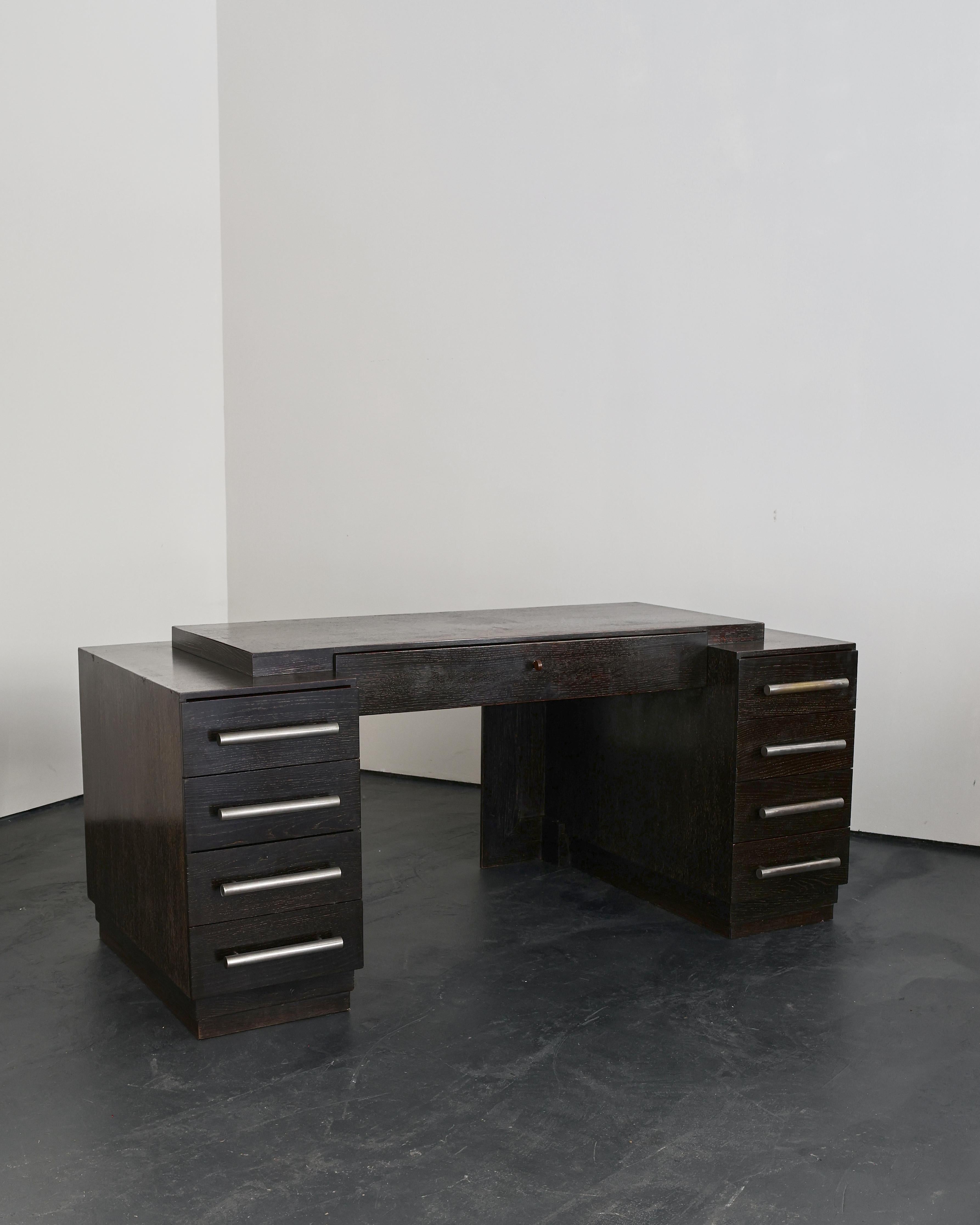 Una rara scrivania XL deco/modernista degli anni '30 in Francia.

Forte forma modernista.

Dispone di un totale di nove cassetti con un cassetto centrale con serratura.

In buone condizioni, è stato recentemente restaurato in modo simmetrico e
