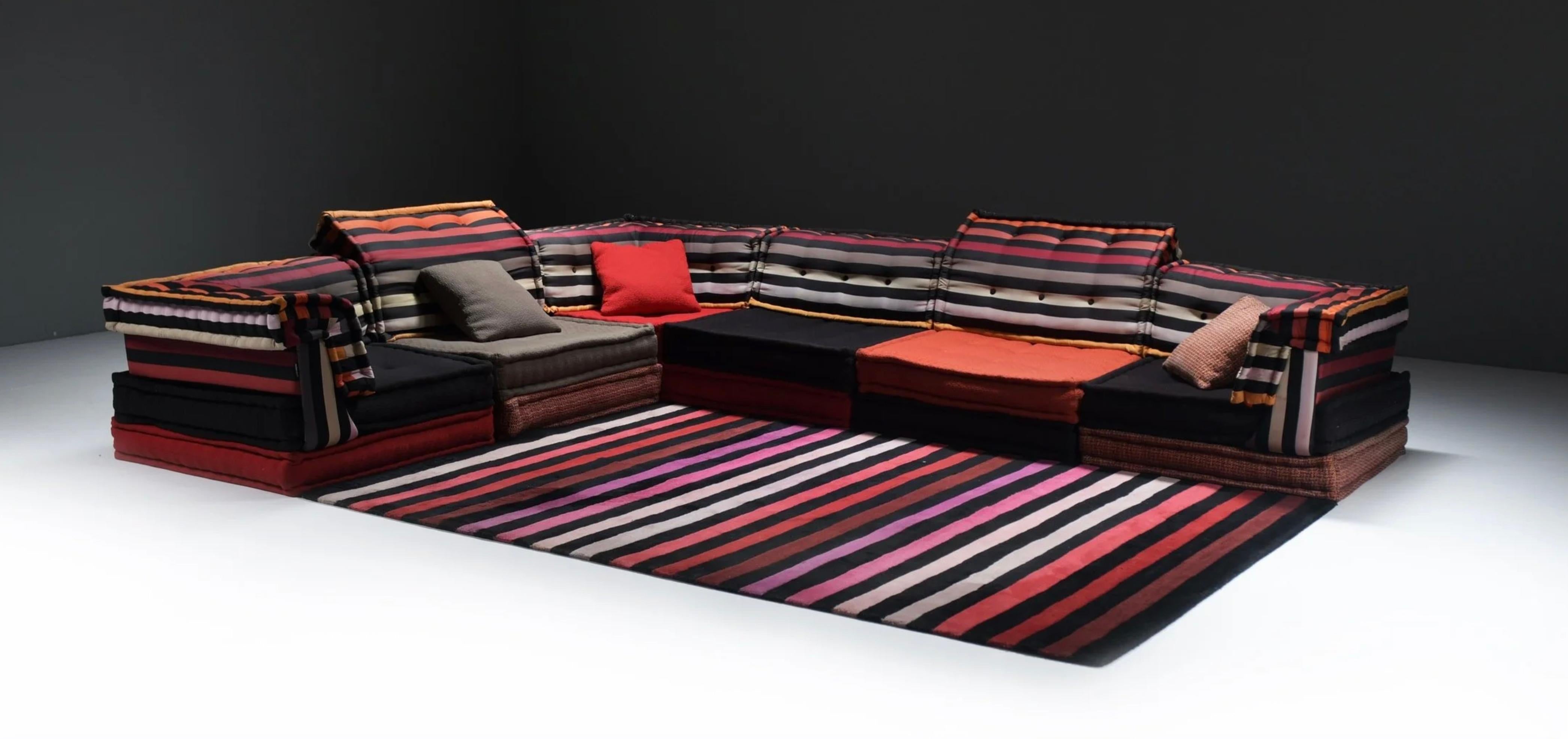 Canapé modulable Mah Jong - Hans Hopfer pour Roche Bobois (Edition Sonia Rykiel, 2011)
Satin rayé et Jacquard Couture Edition avec tapis assorti

Quand la haute couture rencontre le design modulaire radical, le résultat est électrique. Cette édition