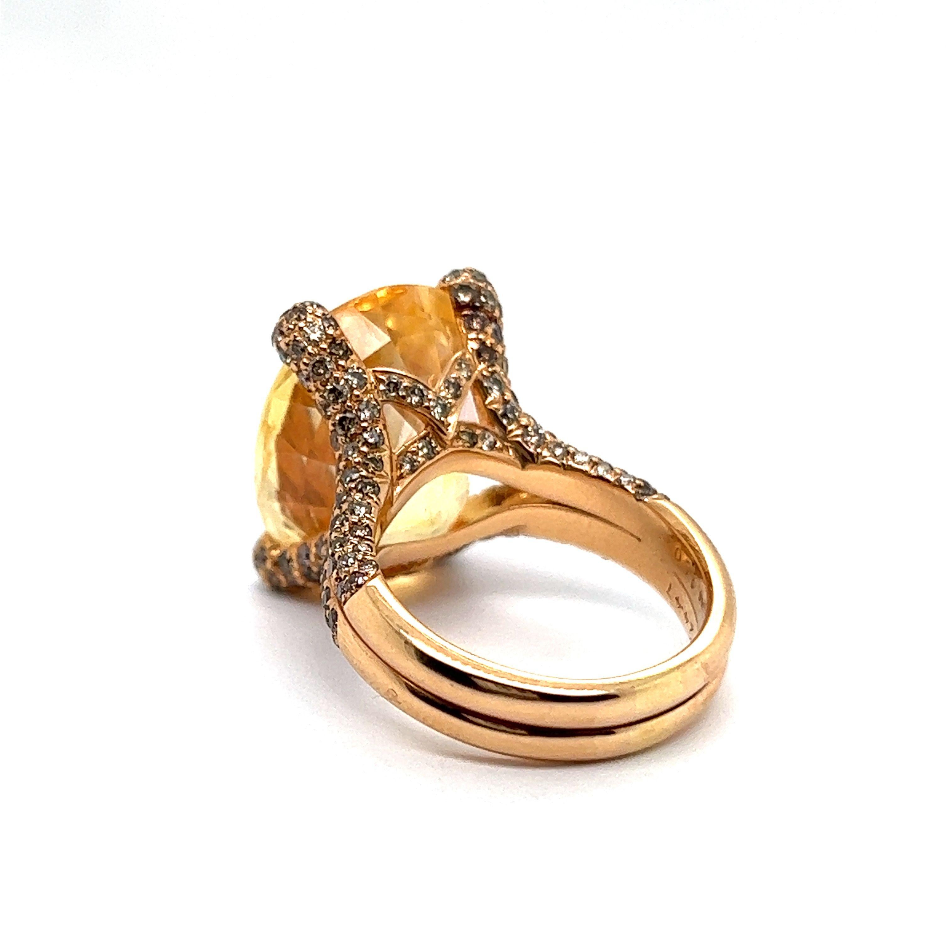 Exceptional Yellow Sapphire and Diamond Ring in 18 Karat Yellow Gold In Excellent Condition In Lucerne, CH