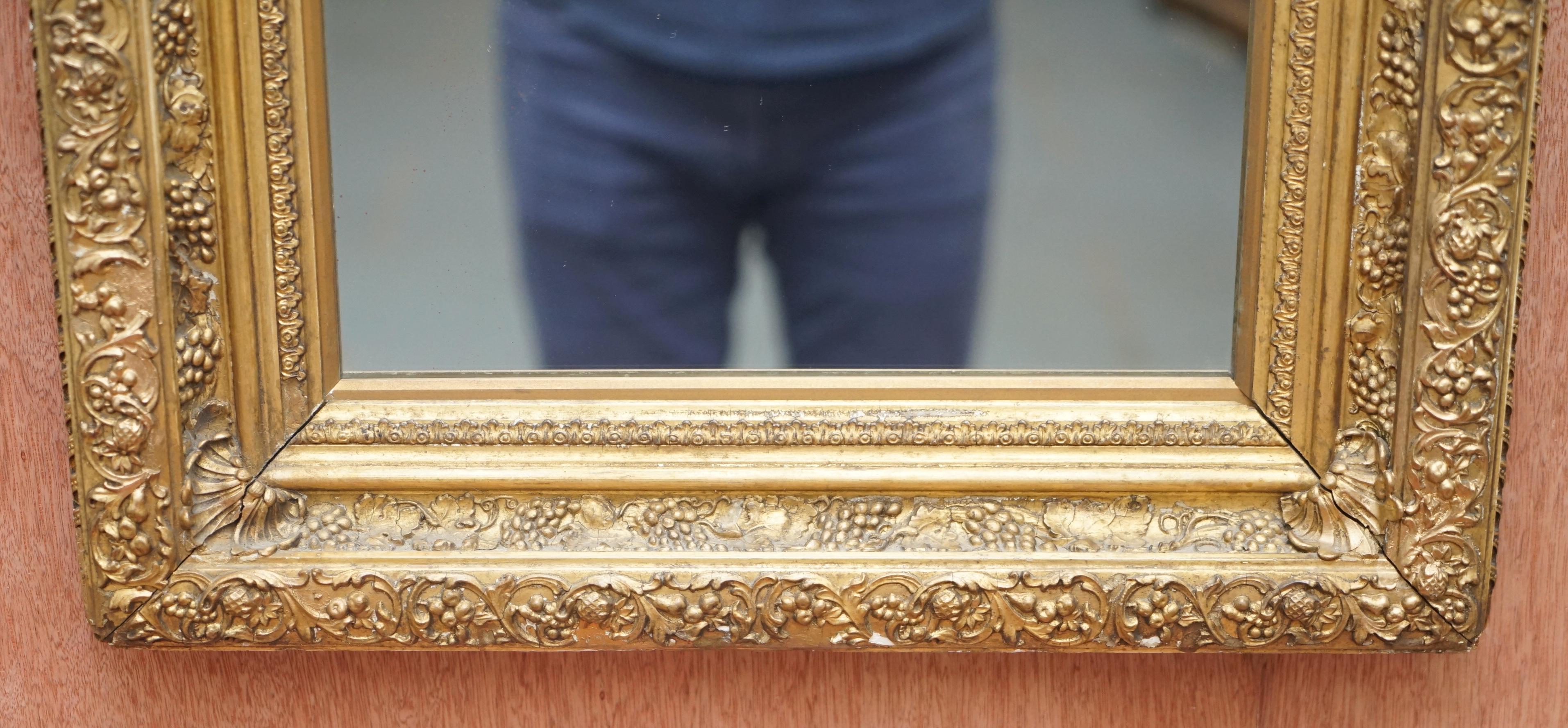 Wir freuen uns, diesen absolut erhabenen englischen viktorianischen, stark geschnitzten Wandspiegel um 1880 zum Verkauf anbieten zu können

Dieser Spiegel ist eine Meisterleistung der Schnitzerei. Der Rahmen hat drei Ebenen, die wiederum je nach