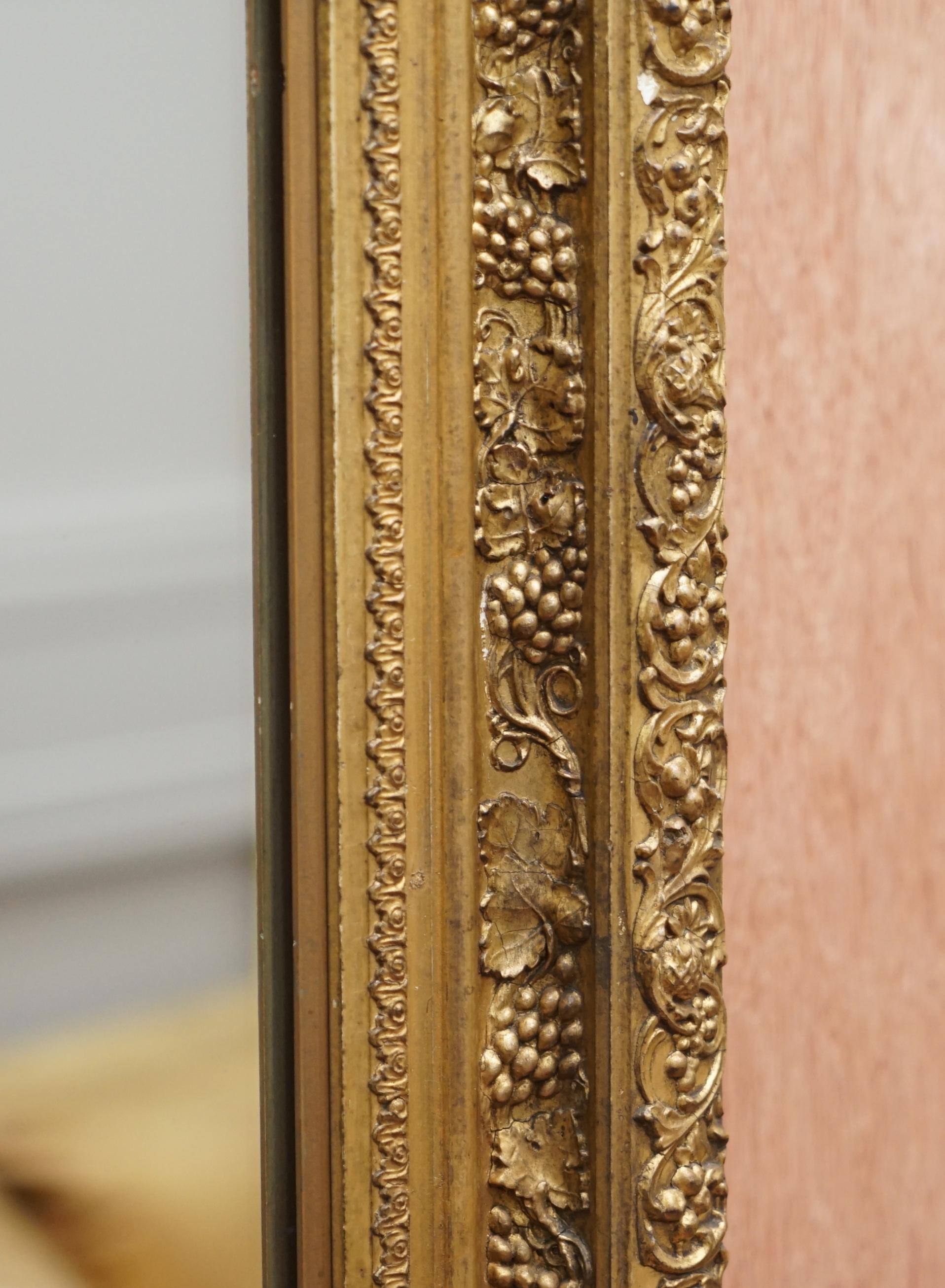 Außergewöhnlich geschnitzter und sehr detaillierter viktorianischer Wandspiegel aus vergoldetem Holz aus der Zeit (Spiegel) im Angebot