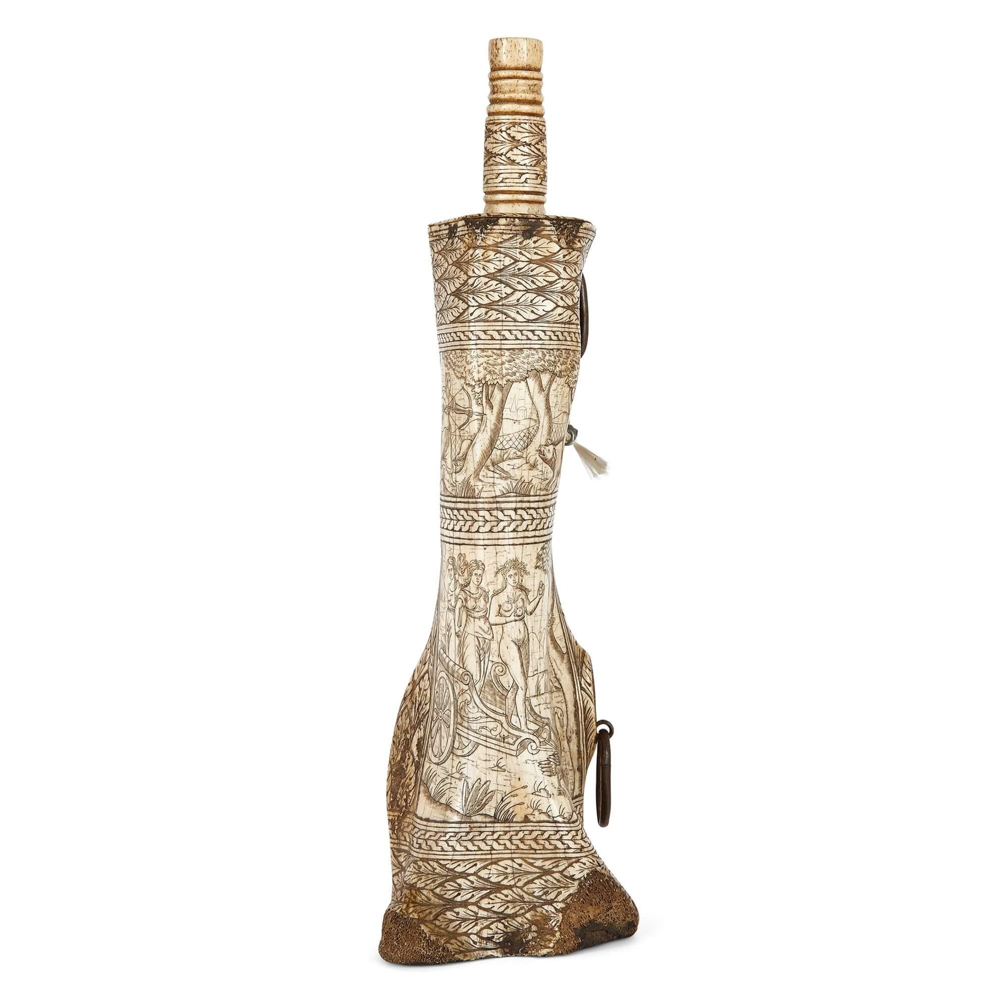 Néoclassique Flacon de poudre à canon en os sculpté du 19e siècle exceptionnellement détaillé en vente