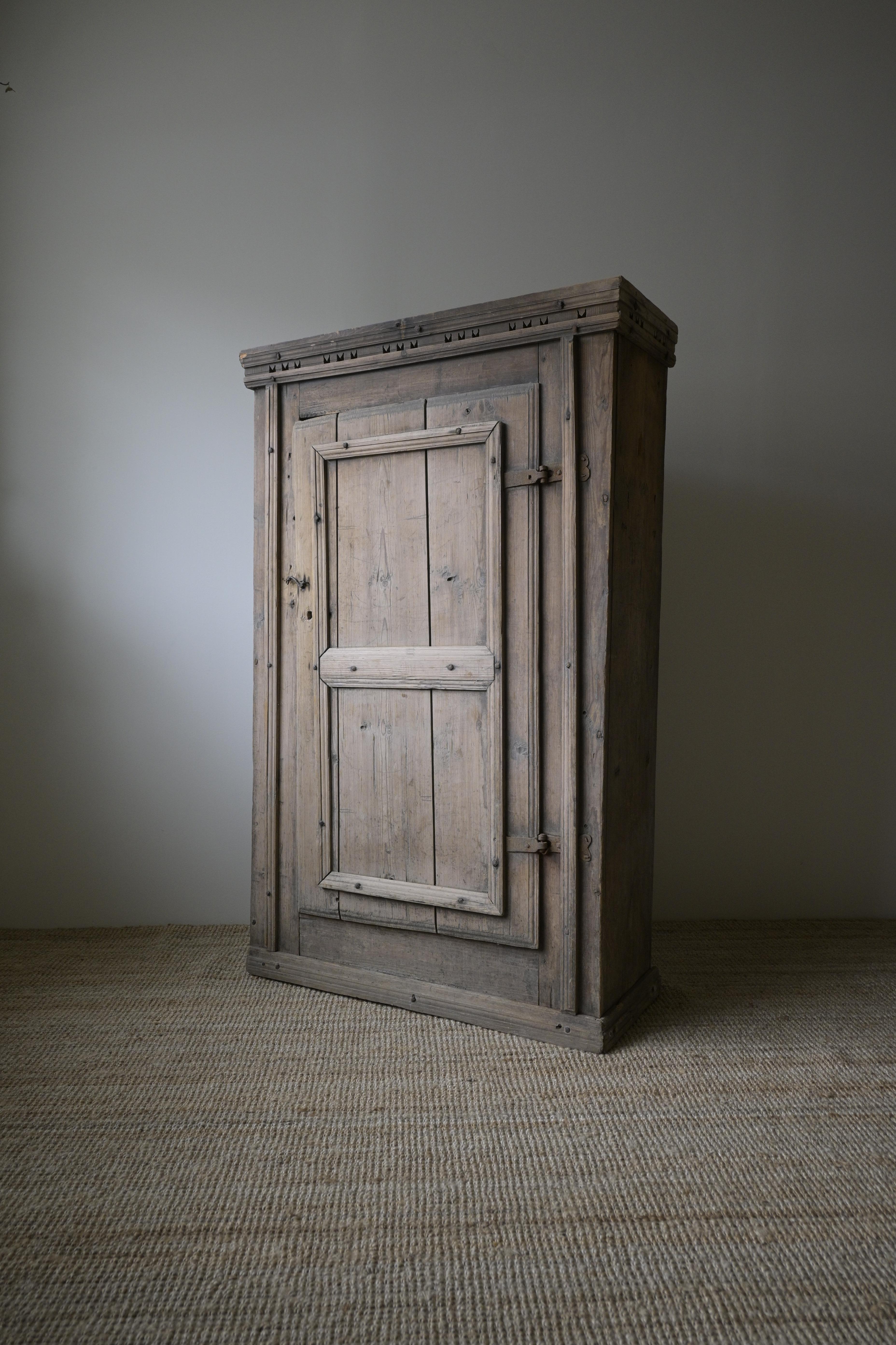 Exceptionally Early Swedish Primitive Cabinet, circa 1700–1730 For Sale 5