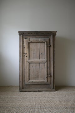 Armario primitivo sueco excepcionalmente temprano, circa 1700-1730