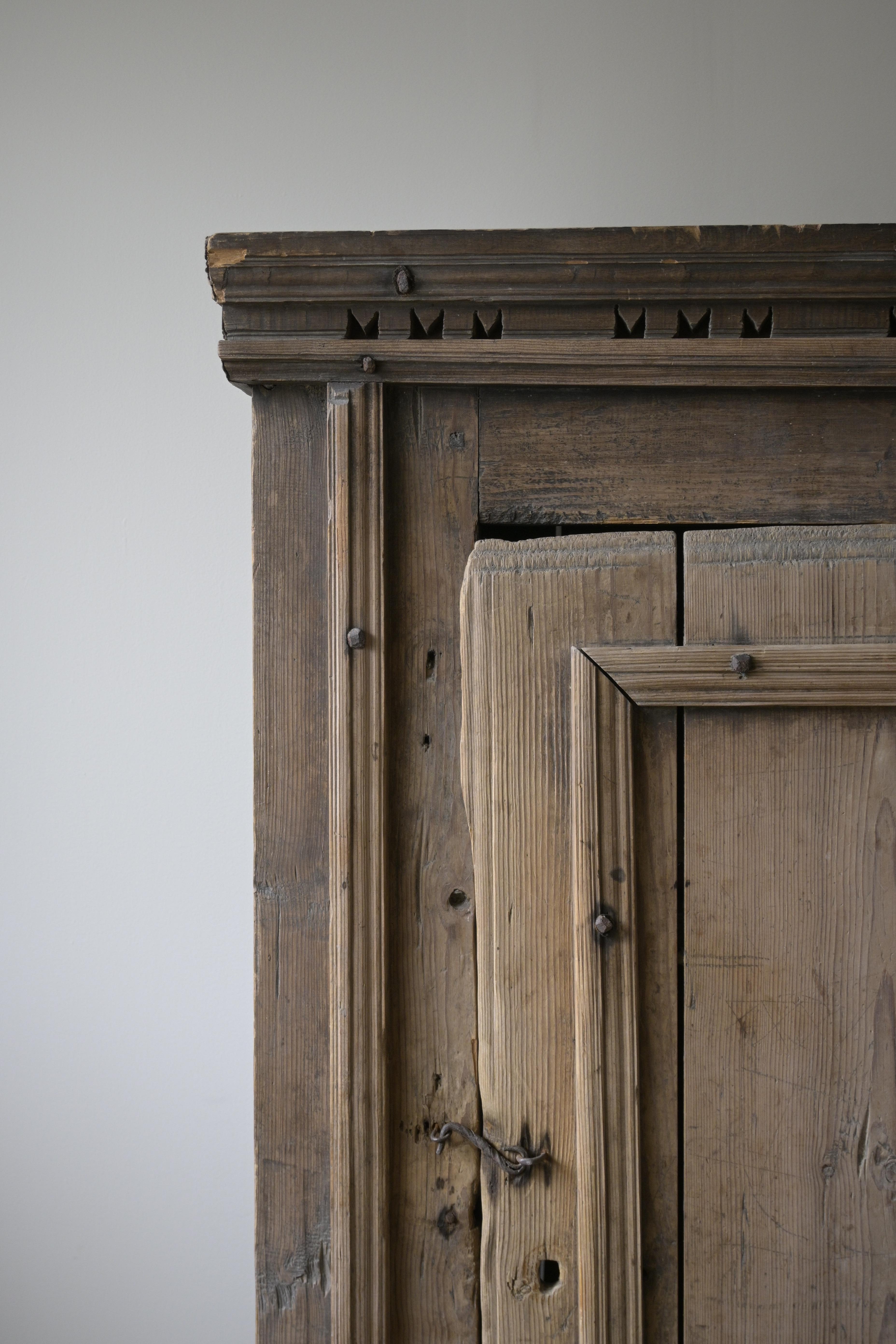 Exceptionally Early Swedish Primitive Cabinet, circa 1700–1730 In Good Condition For Sale In Farsta, SE