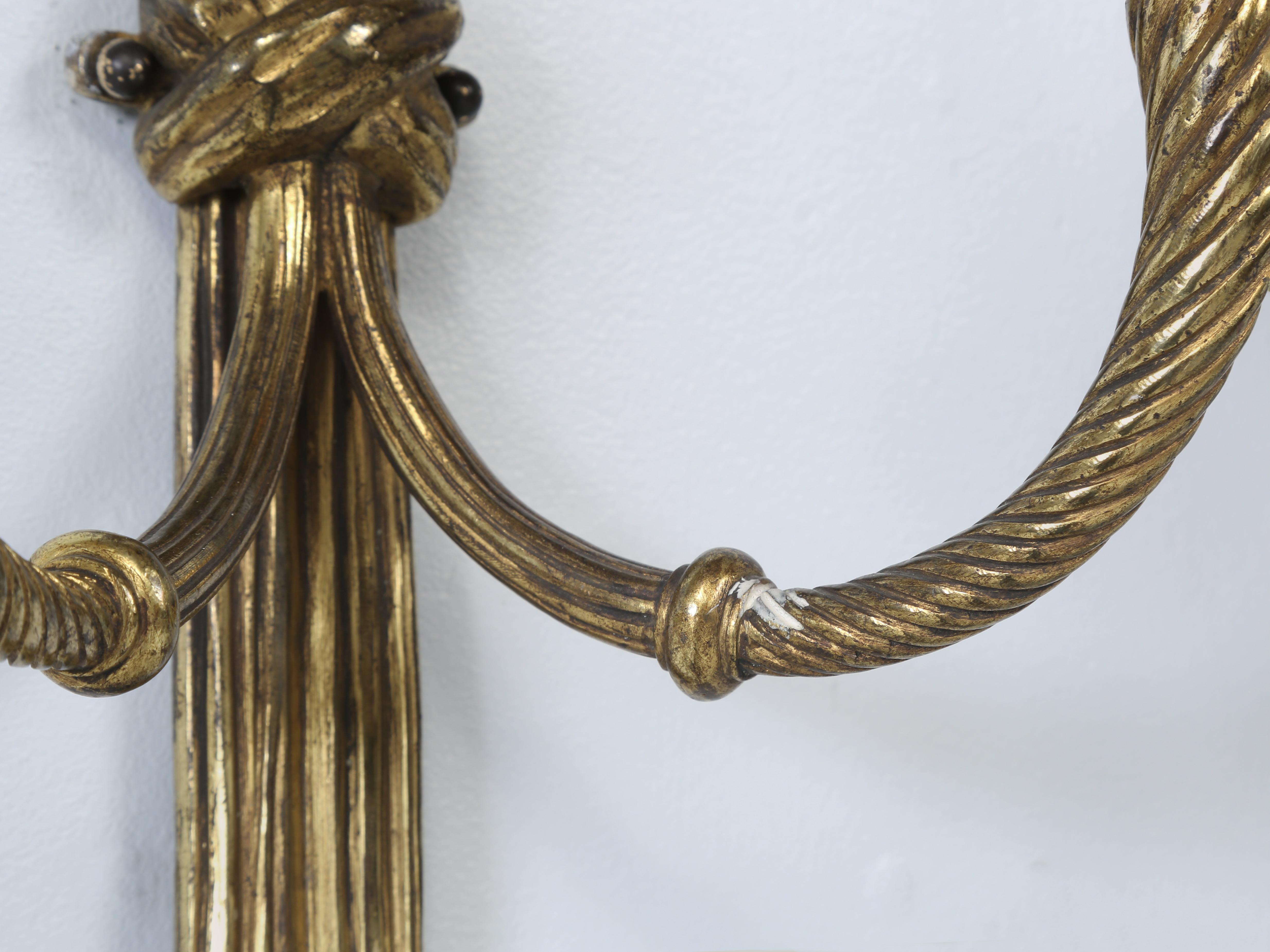 Außergewöhnlich feines Paar von späten 1800er Louis XVI-Stil Französisch vergoldete Bronze Sconces im Angebot 5