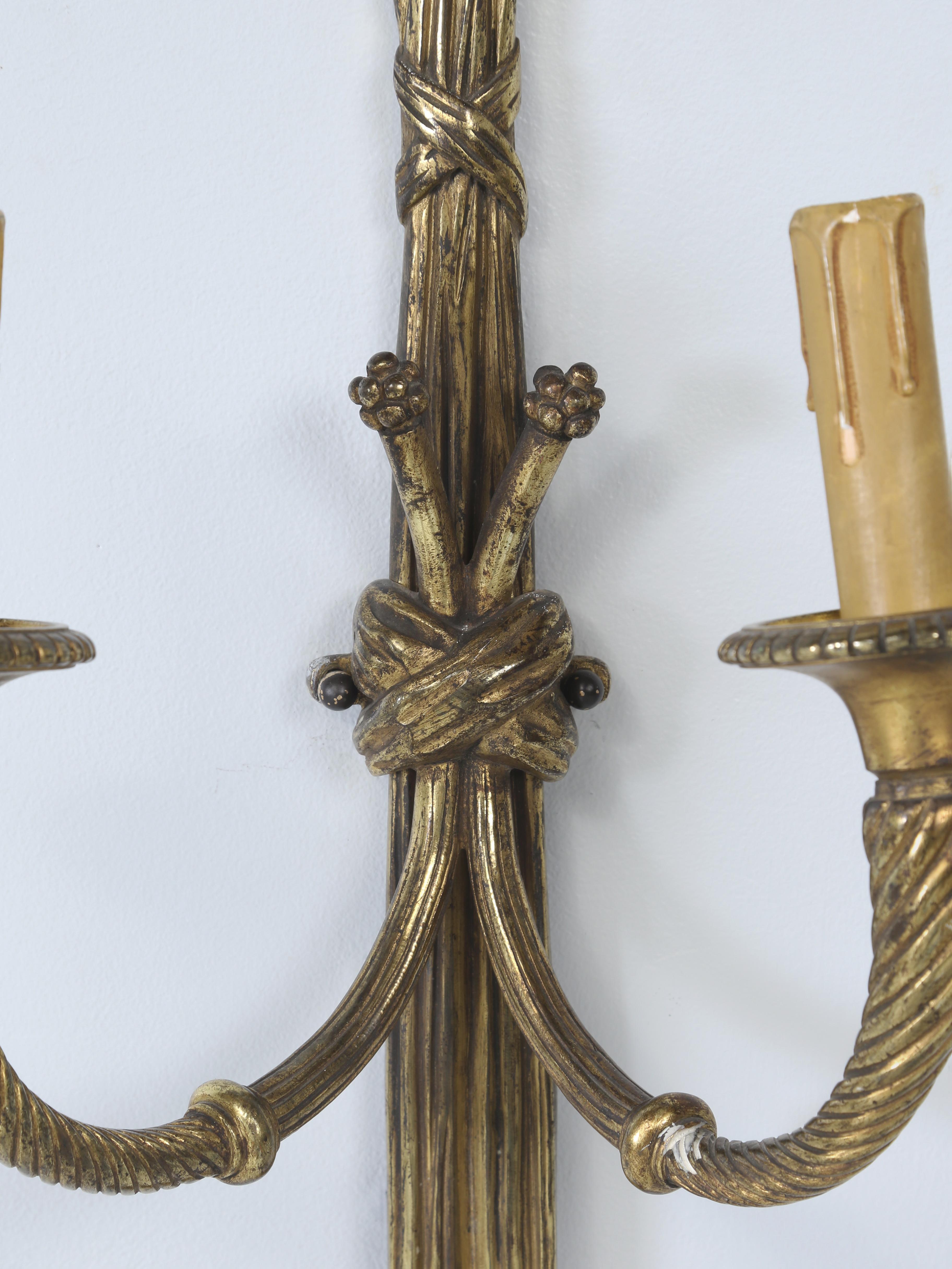 Außergewöhnlich feines Paar von späten 1800er Louis XVI-Stil Französisch vergoldete Bronze Sconces im Zustand „Gut“ im Angebot in Chicago, IL