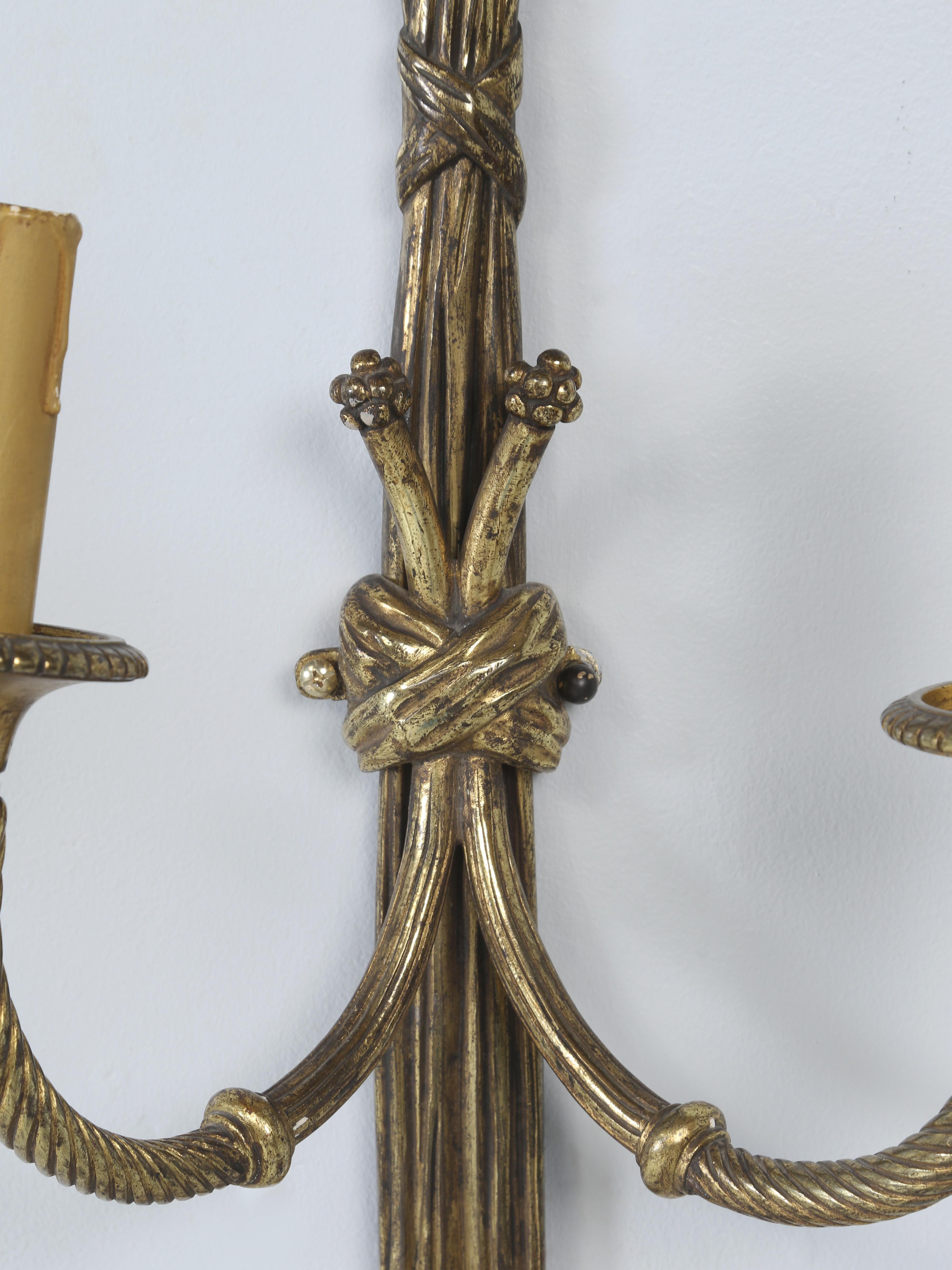 Außergewöhnlich feines Paar von späten 1800er Louis XVI-Stil Französisch vergoldete Bronze Sconces (Spätes 19. Jahrhundert) im Angebot