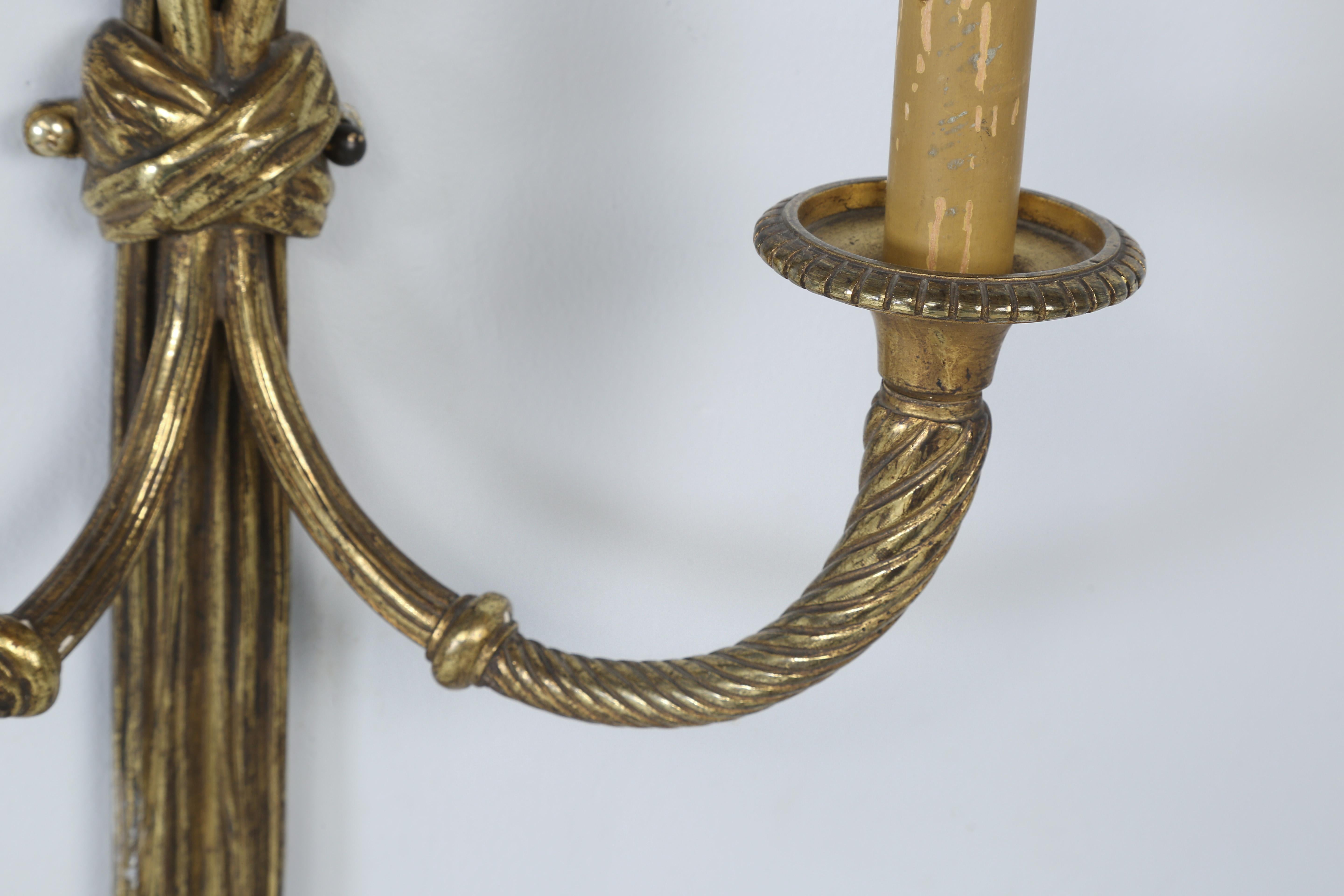 Außergewöhnlich feines Paar von späten 1800er Louis XVI-Stil Französisch vergoldete Bronze Sconces im Angebot 1