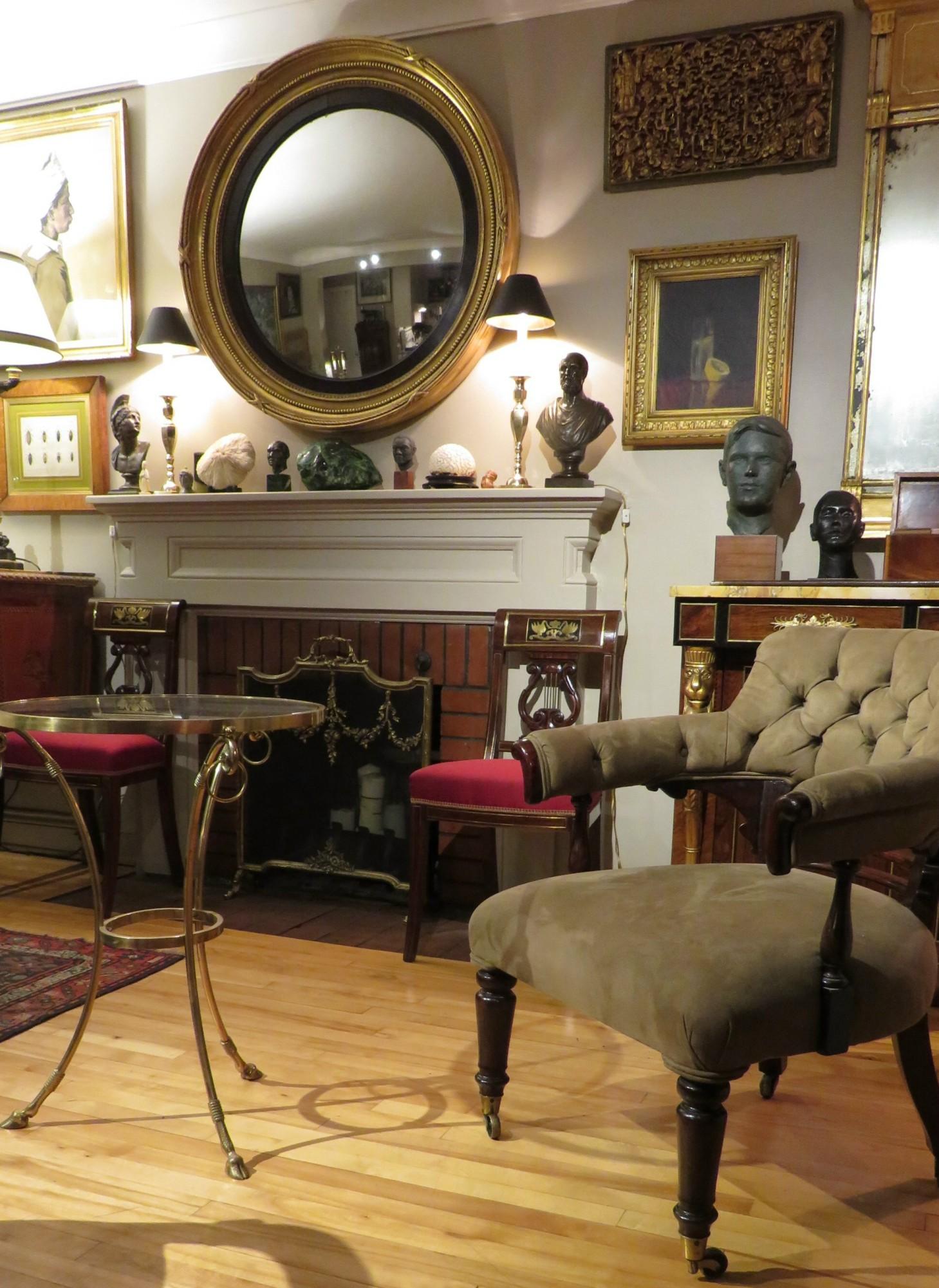 The very old, if not original convex plate surrounded by an ebonized fillet, set within its exceptionally large & finely gilded wooden frame, featuring a cavetto-shaped molding decorated with beaded & ribbon shaped elements. Georgian period convex