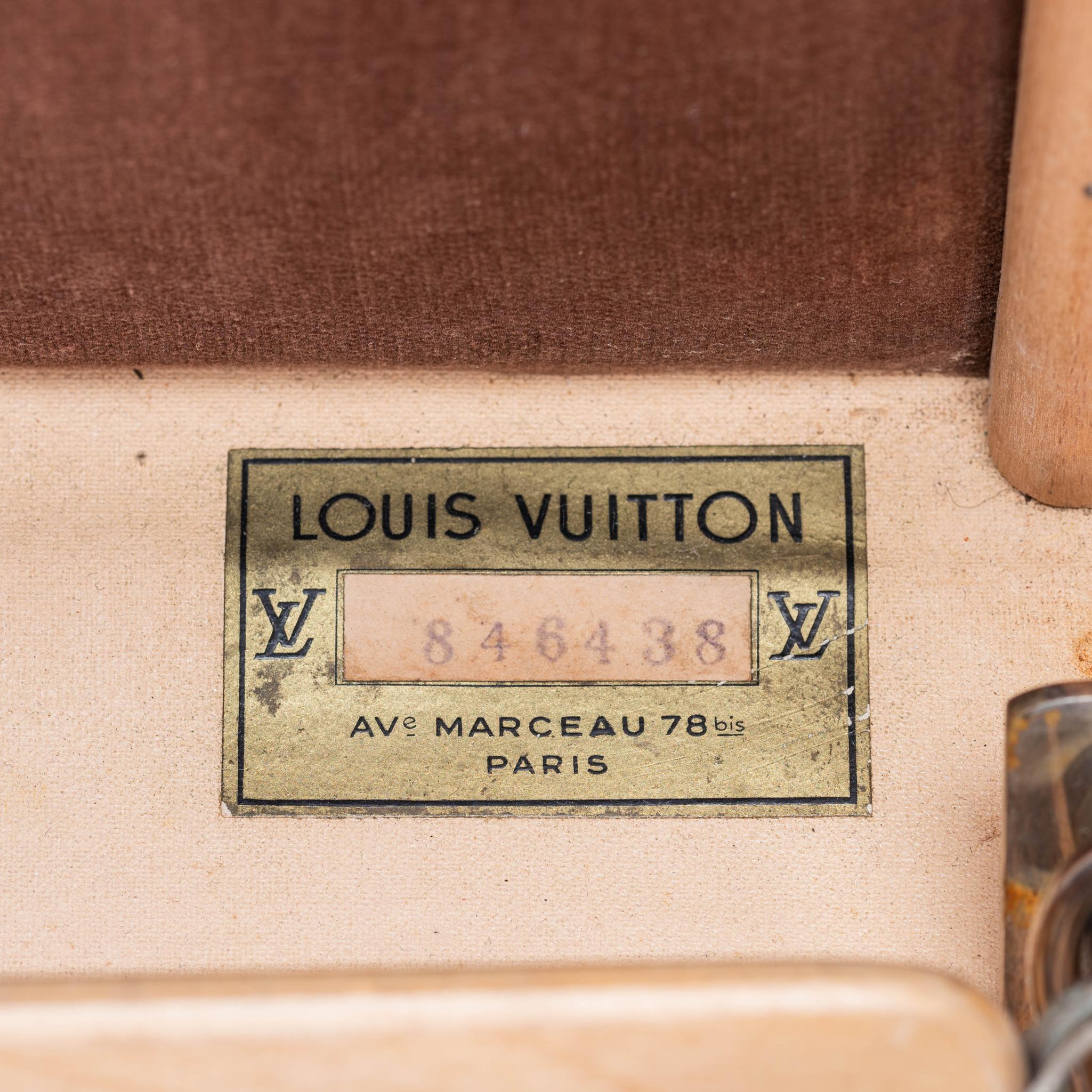 Grande malle d'armoire exceptionnellement grande de Louis Vuitton, vers 1955 en vente 10