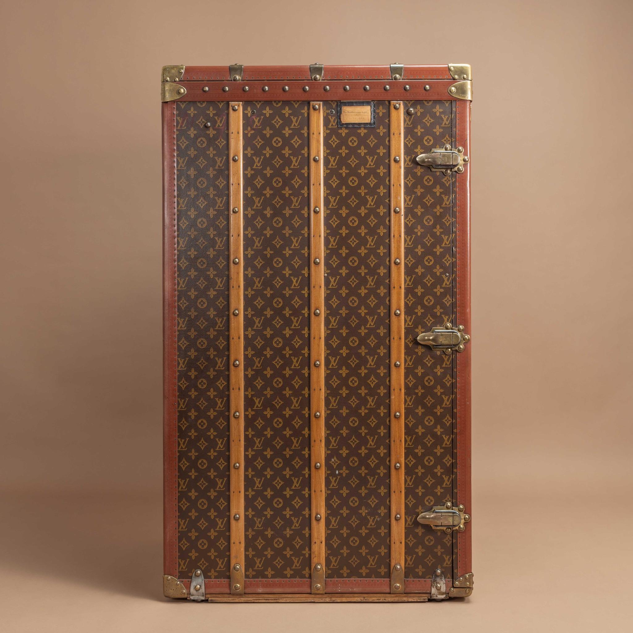 Milieu du XXe siècle Grande malle d'armoire exceptionnellement grande de Louis Vuitton, vers 1955 en vente