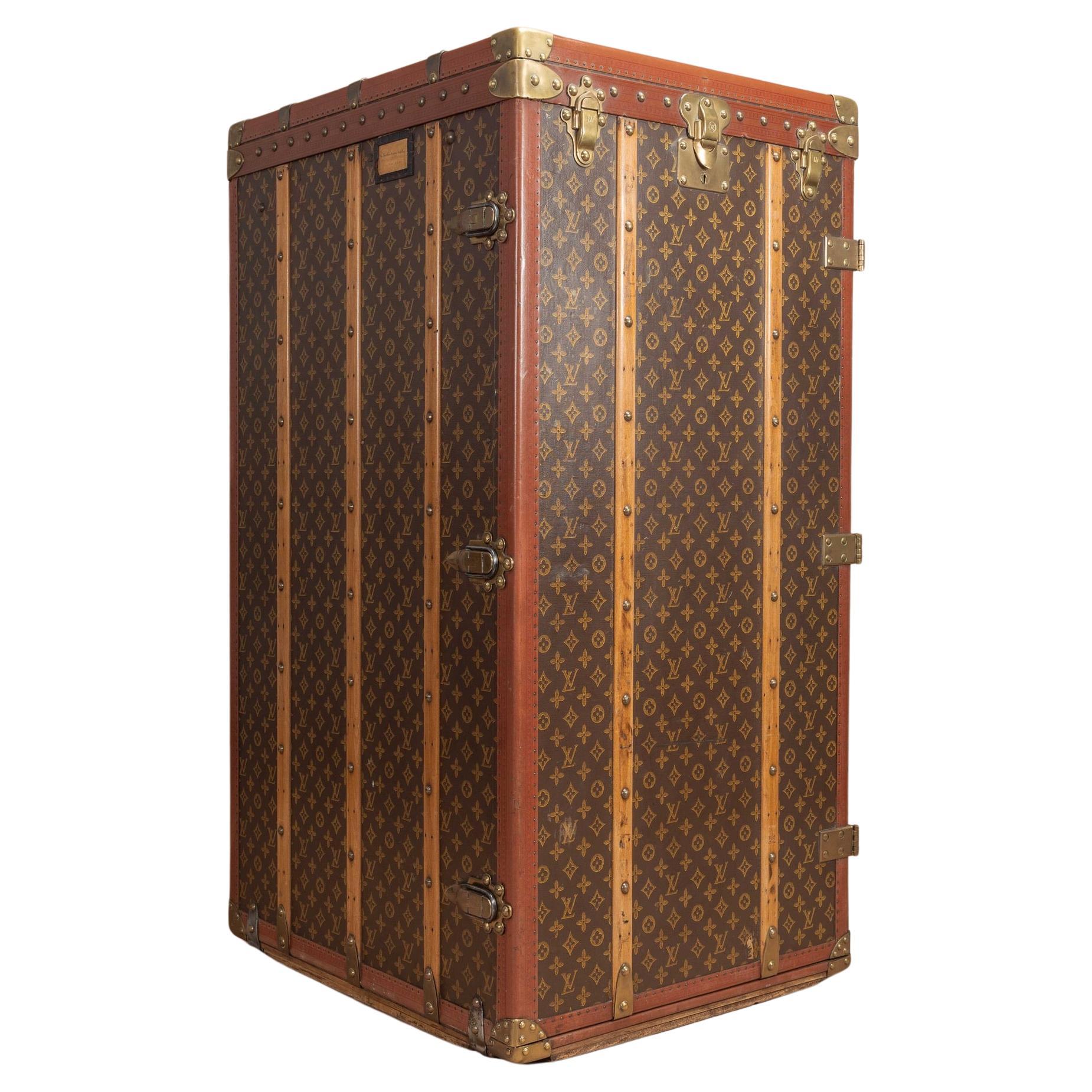 Grande malle d'armoire exceptionnellement grande de Louis Vuitton, vers 1955