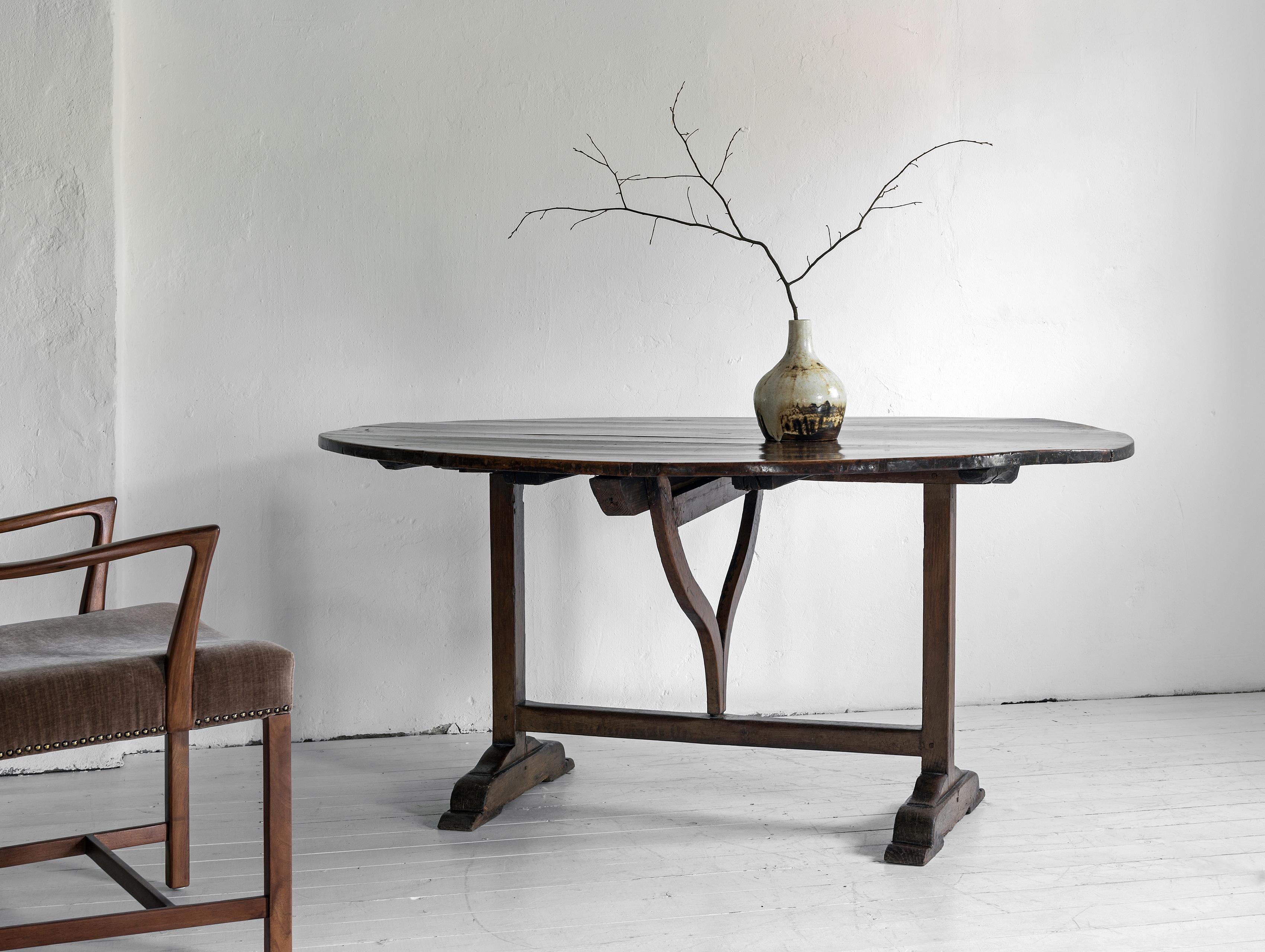 Exceptionally large oval 17th- 18th century French dining table For Sale 3