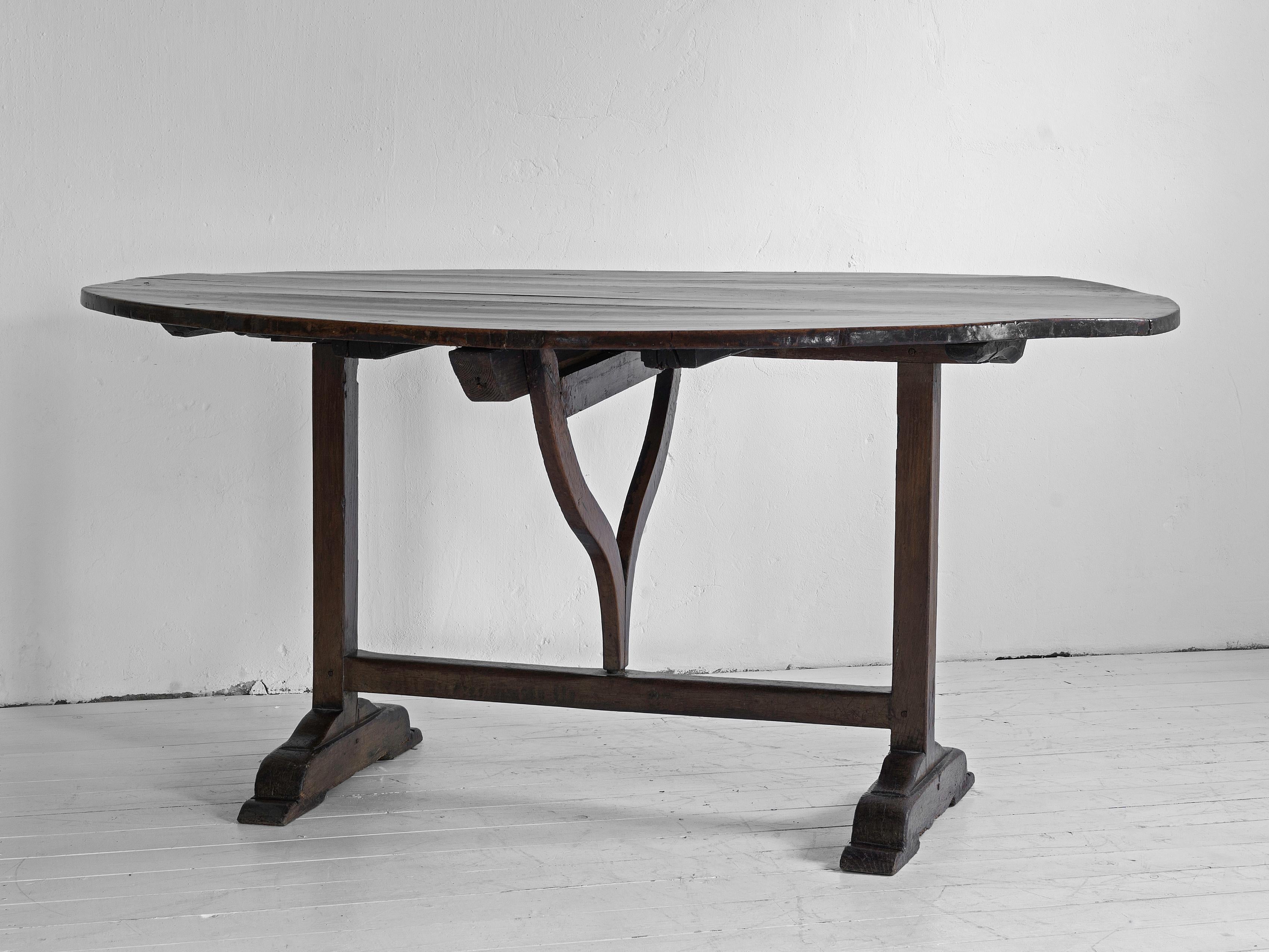 Exceptionally large oval 17th- 18th century French dining table For Sale 4