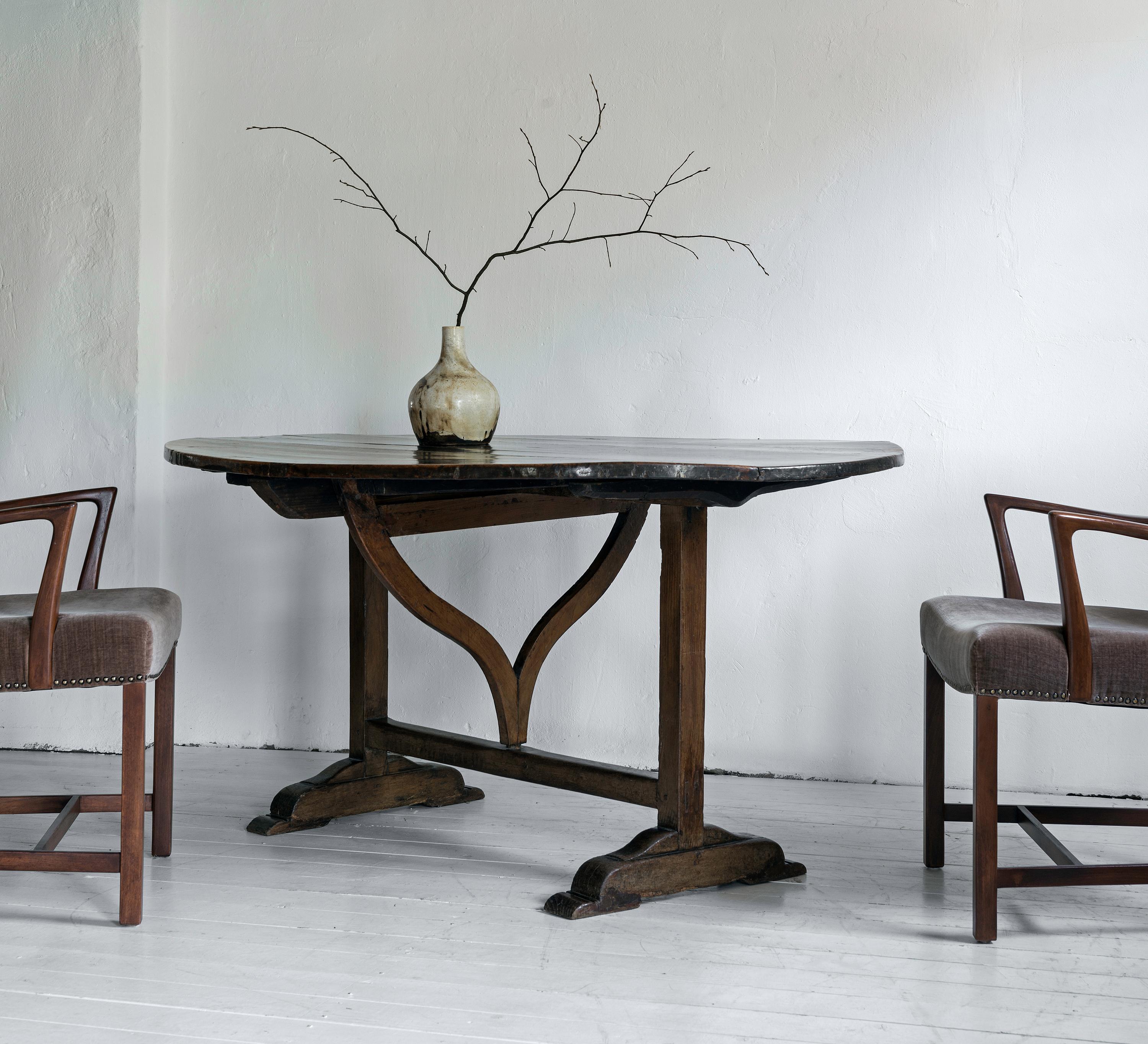 Baroque Exceptionally large oval 17th- 18th century French dining table For Sale