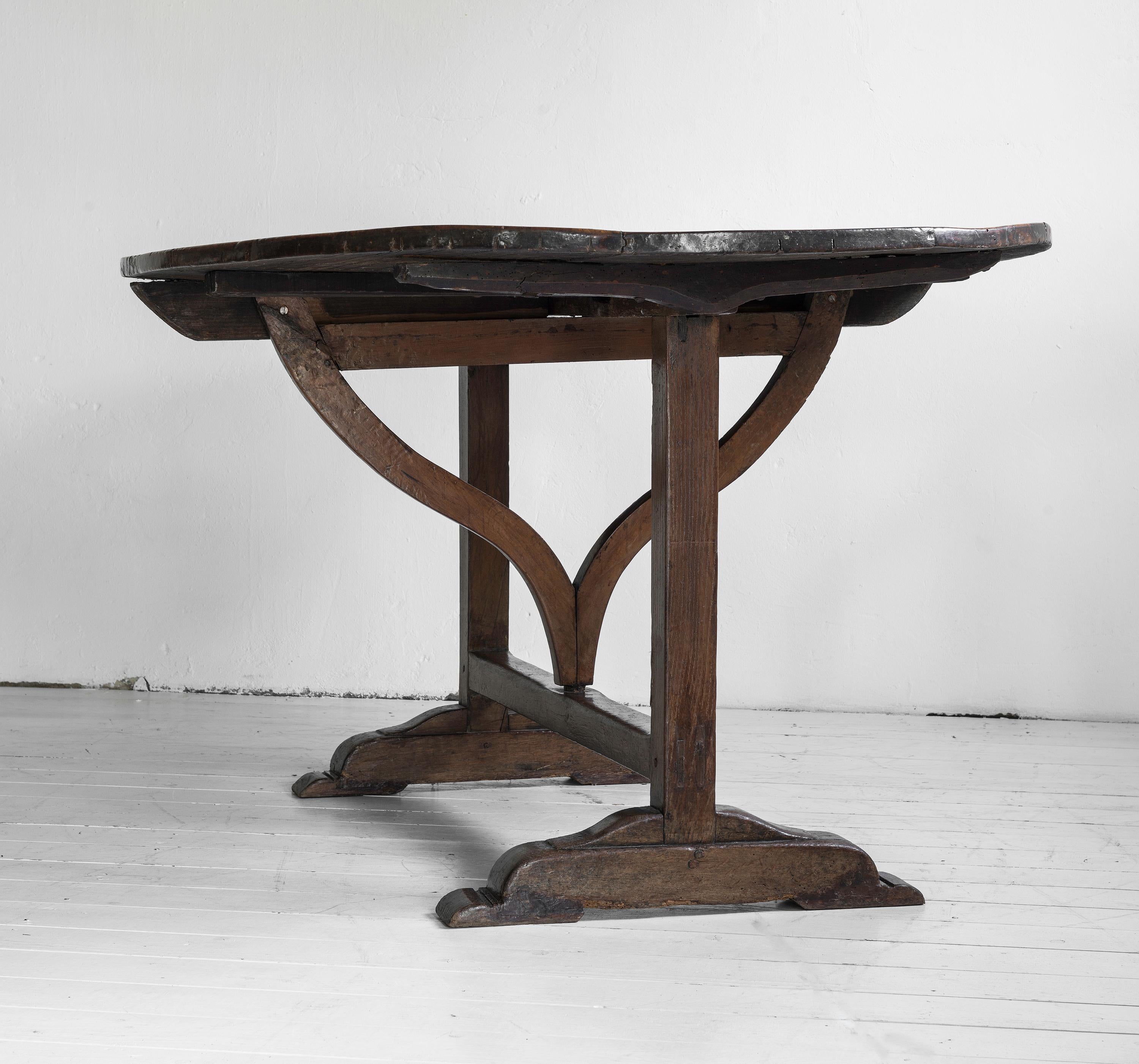 Exceptionally large oval 17th- 18th century French dining table In Good Condition For Sale In Jesteburg, DE