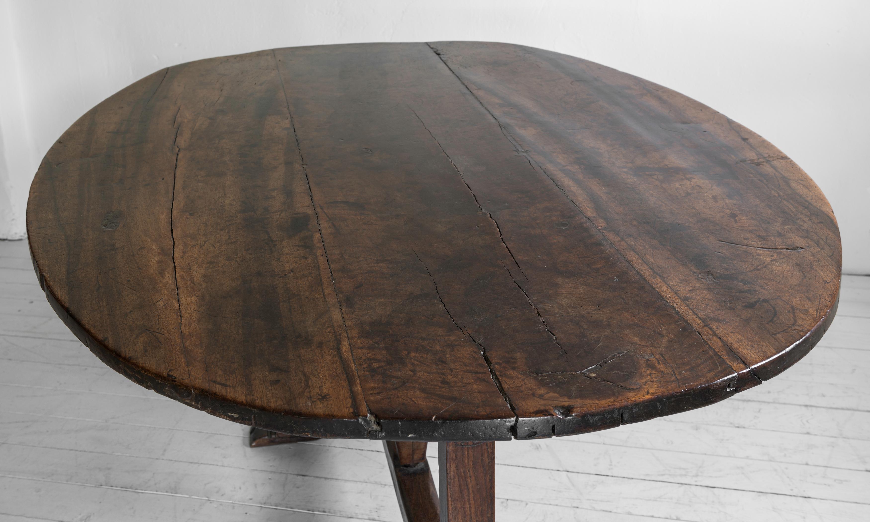 Exceptionally large oval 17th- 18th century French dining table For Sale 2