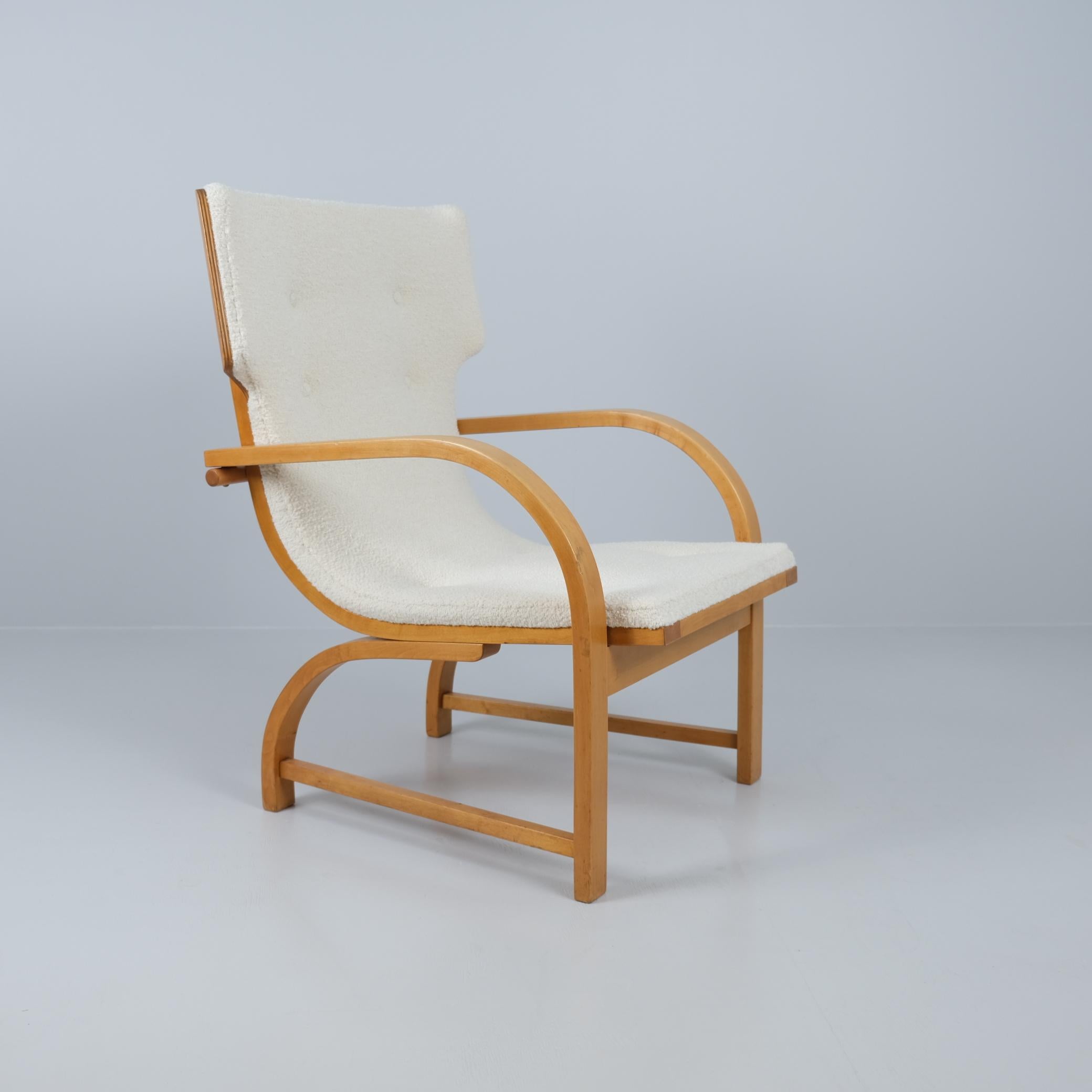 Finlandais Exceptionnelle chaise Aino Aalto Model No. 3920, bouleau et laine blanche, Artek 1940s en vente
