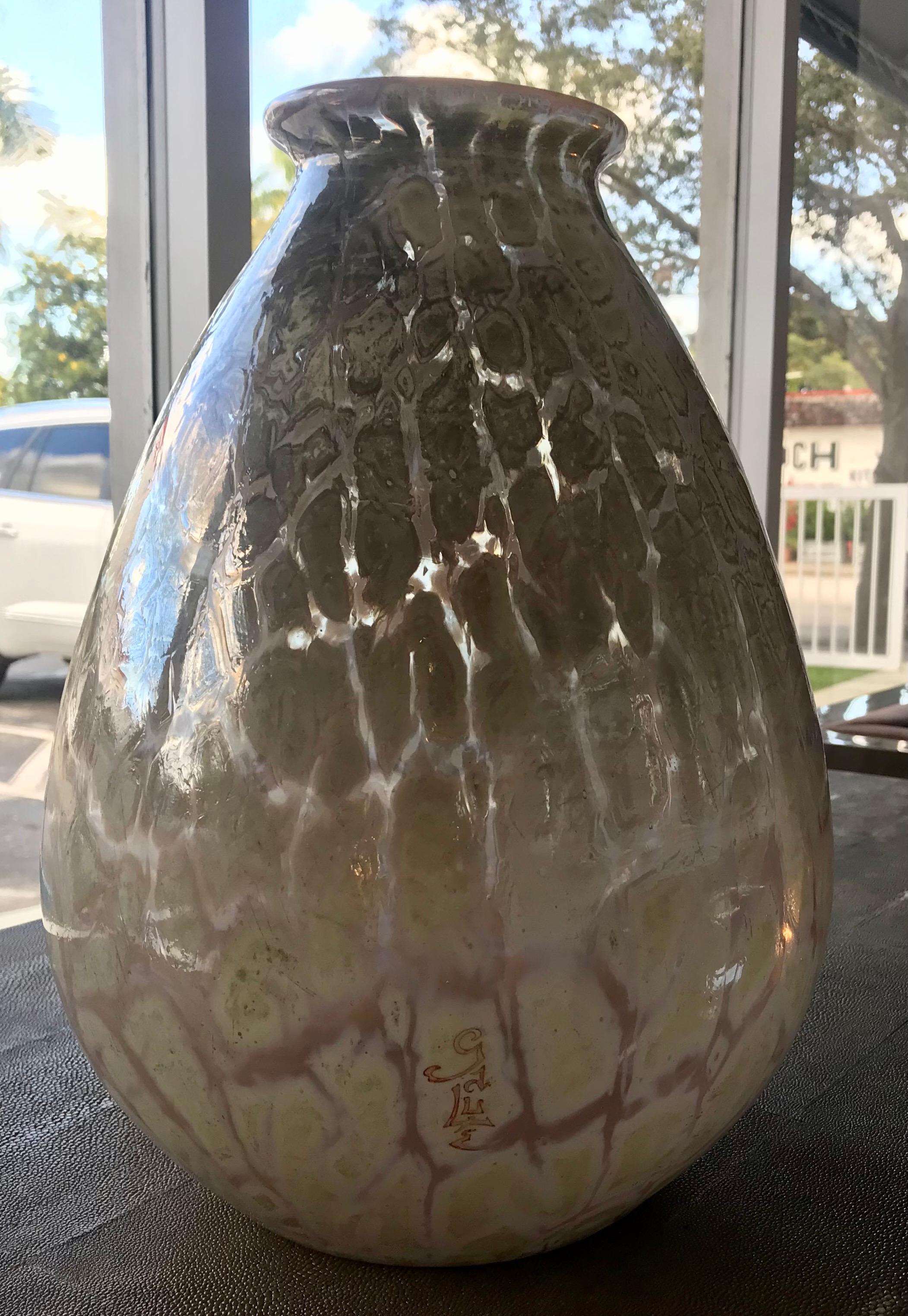 Emile Galle, Nancy. Vase, 1920er Jahre. Maße: H. 26 cm. Überfangenes Glas, klar, bernsteinfarben und opalweiß. Bei dieser extrem seltenen und limitierten Serie mit spezieller Tiefdrucksignatur wird eine einzigartige französische Überlagerungstechnik