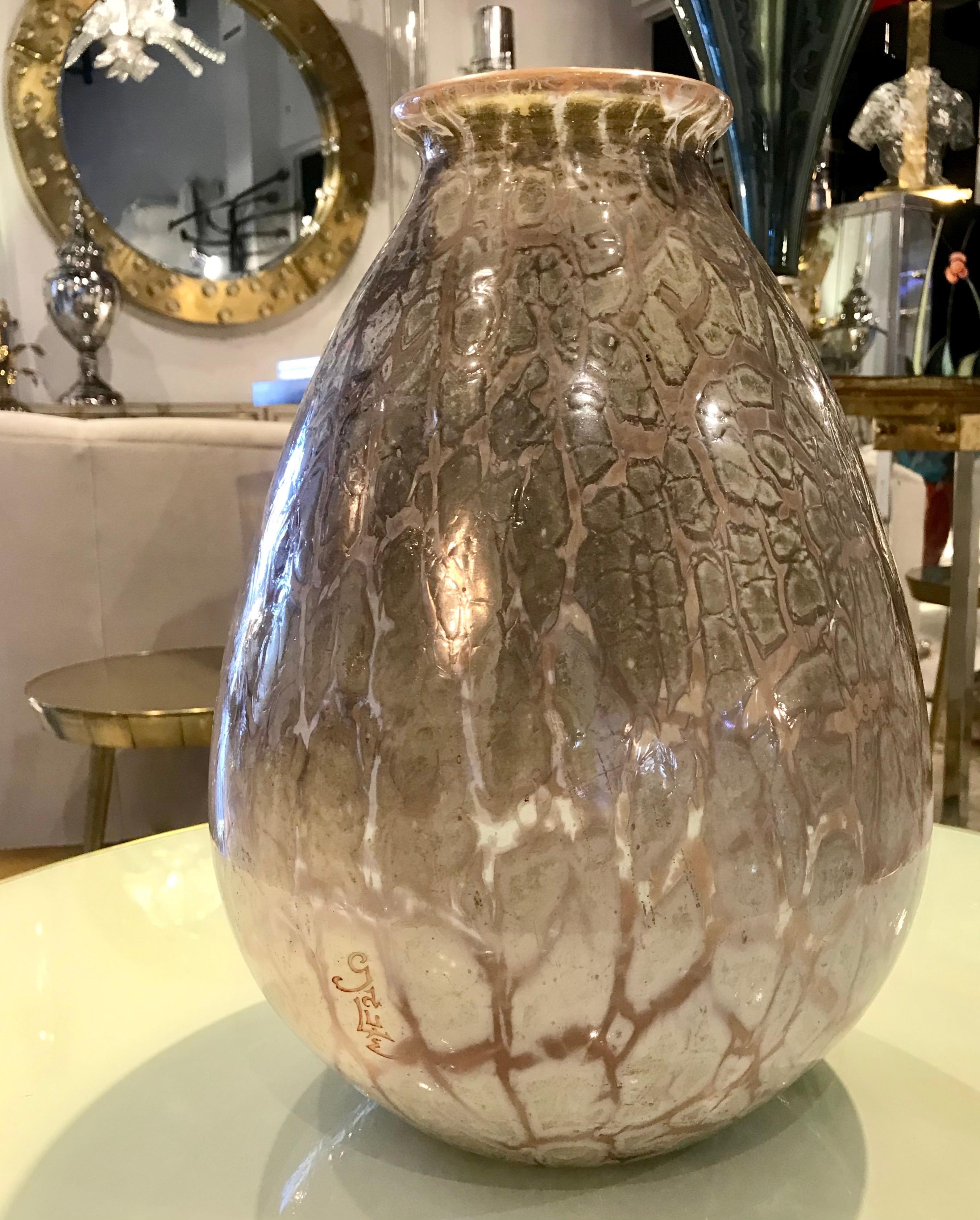 Außergewöhnlich seltene Emile Galle-Vase aus Gehäuseglas (Glaskunst) im Angebot