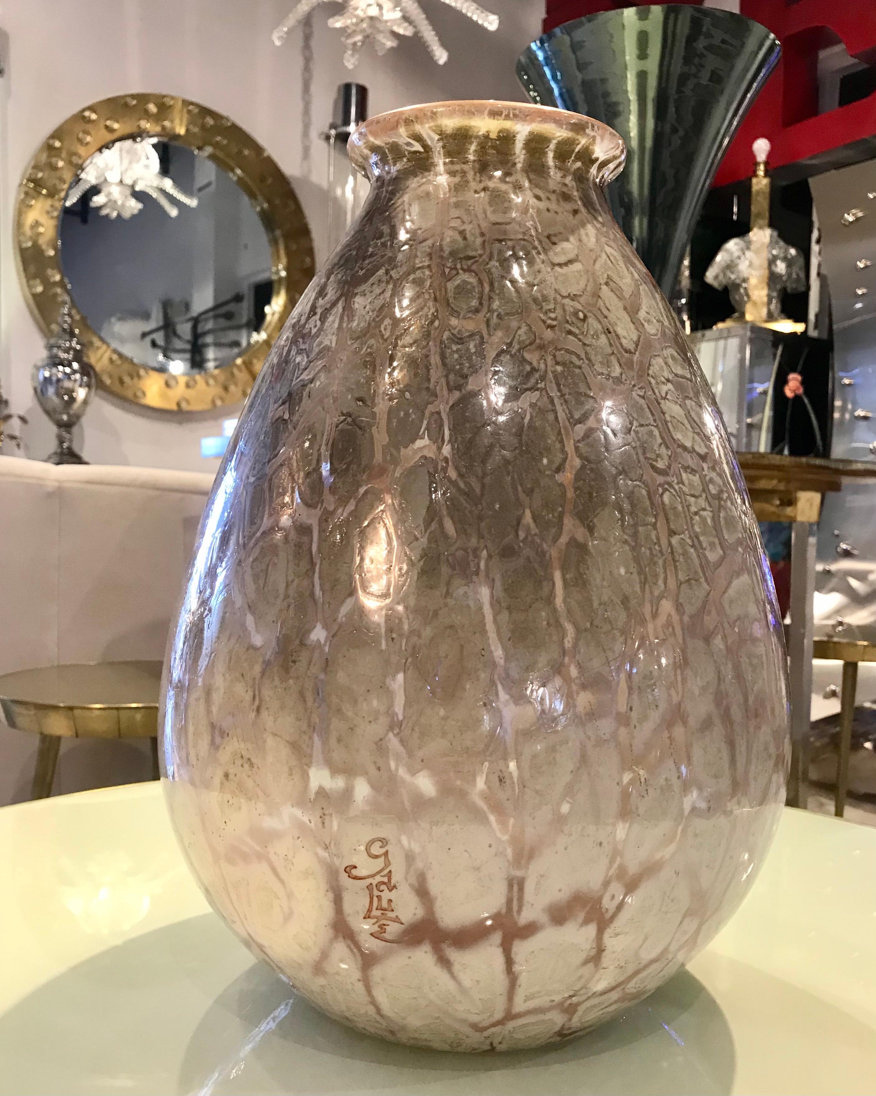 Außergewöhnlich seltene Emile Galle-Vase aus Gehäuseglas im Angebot 1