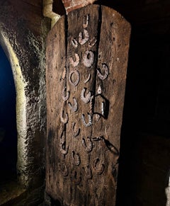 Porte de château médiévale exceptionnellement rare, ornée de fers à cheval protecteurs, XIVe-XVe siècles.