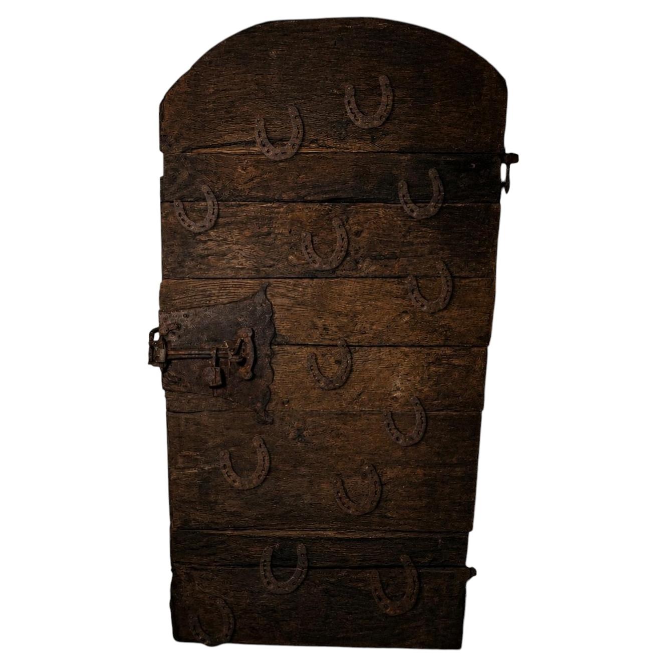Puerta de castillo medieval excepcionalmente rara con herraduras protectoras, siglos XIV-XV.