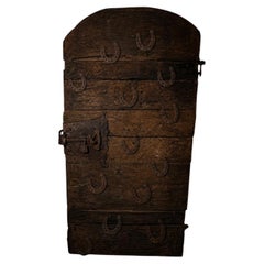 Porte de château médiévale exceptionnellement rare, ornée de fers à cheval protecteurs, XIVe-XVe siècles.