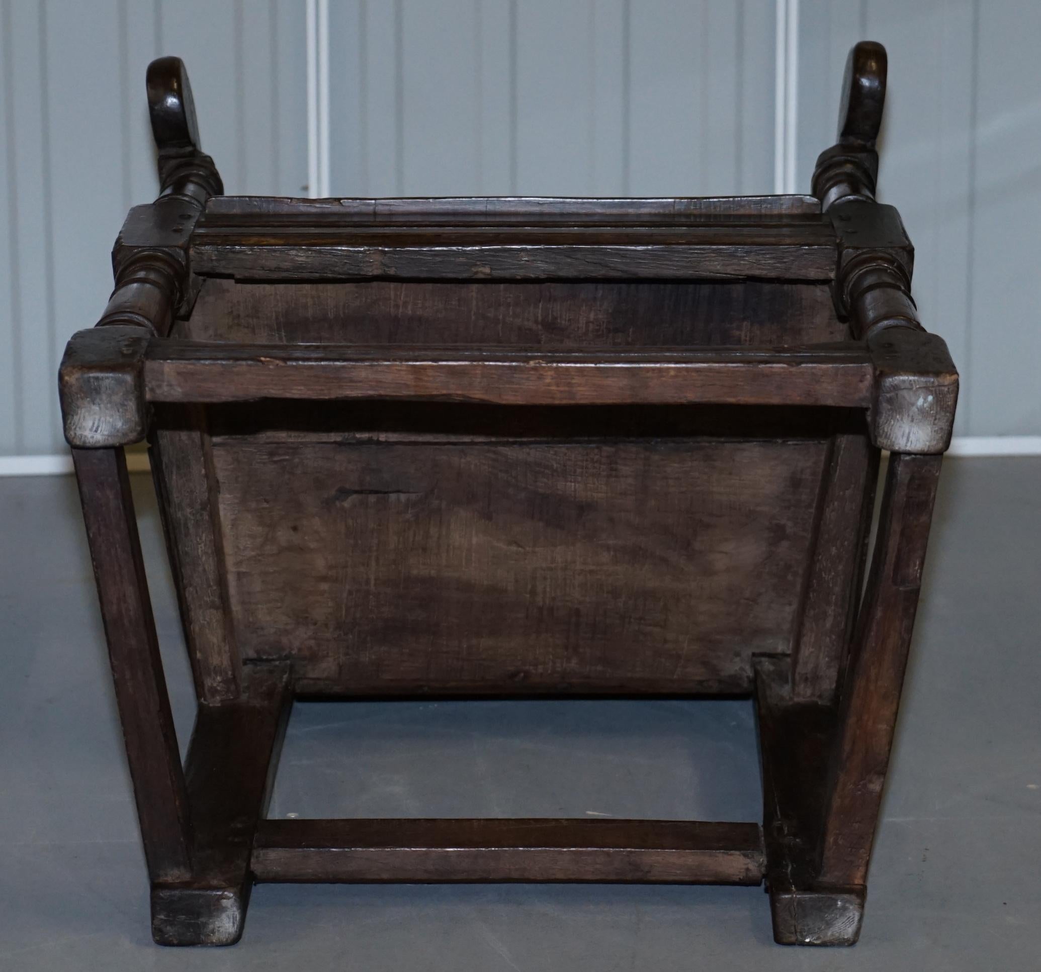 Exceptionnellement rare fauteuil original du 17ème siècle en chêne du nord de l'Angleterre en vente 12