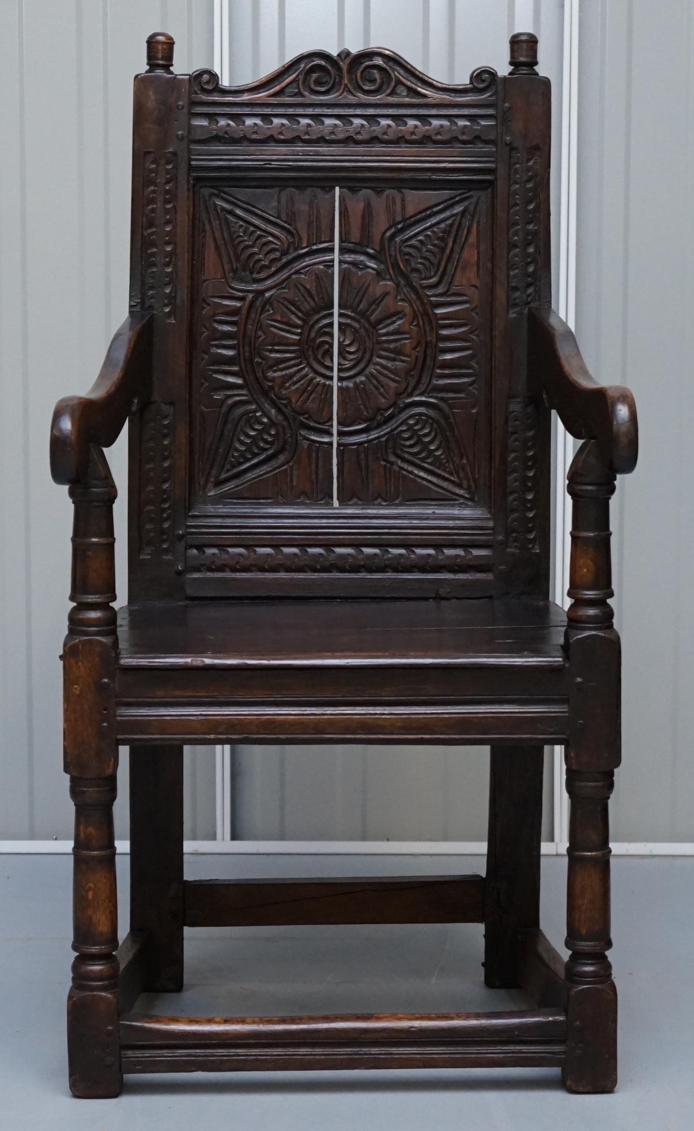 Nous sommes ravis d'offrir à la vente ce fauteuil Wainscot du nord de l'Angleterre, exceptionnellement rare, sculpté à la main en chêne massif, datant du 17ème siècle

Une pièce très décorative et originale avec des fleurons tournés au-dessus d'un