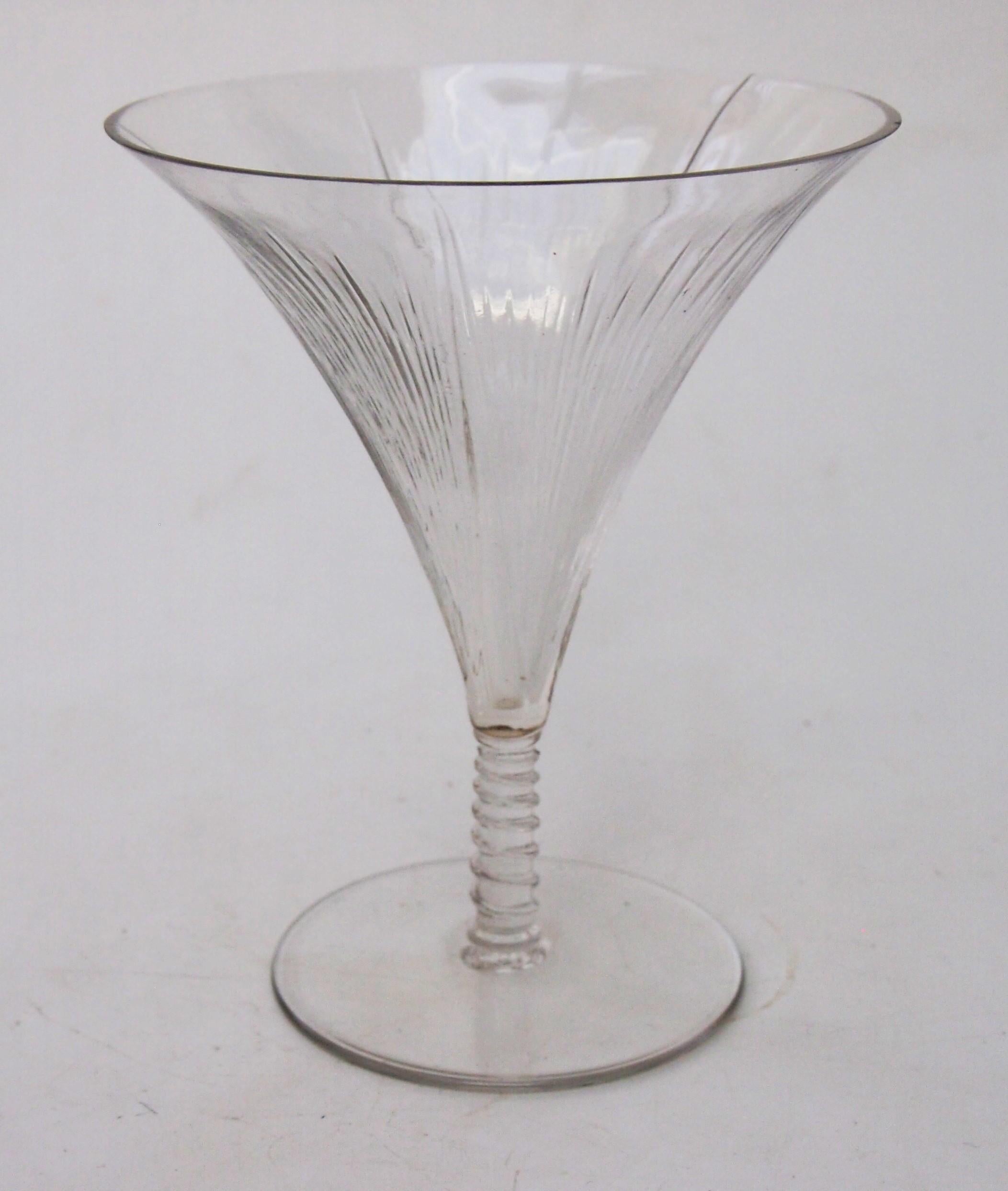 Rare et complexe verre à pied Liseron de René Lalique fait vers 1921 - signé à la base de la tige R Lalique France dans un petit cercle. Le modèle Liseron en forme de trompette est l'un des verres les plus rares faits par René Lalique - dans la