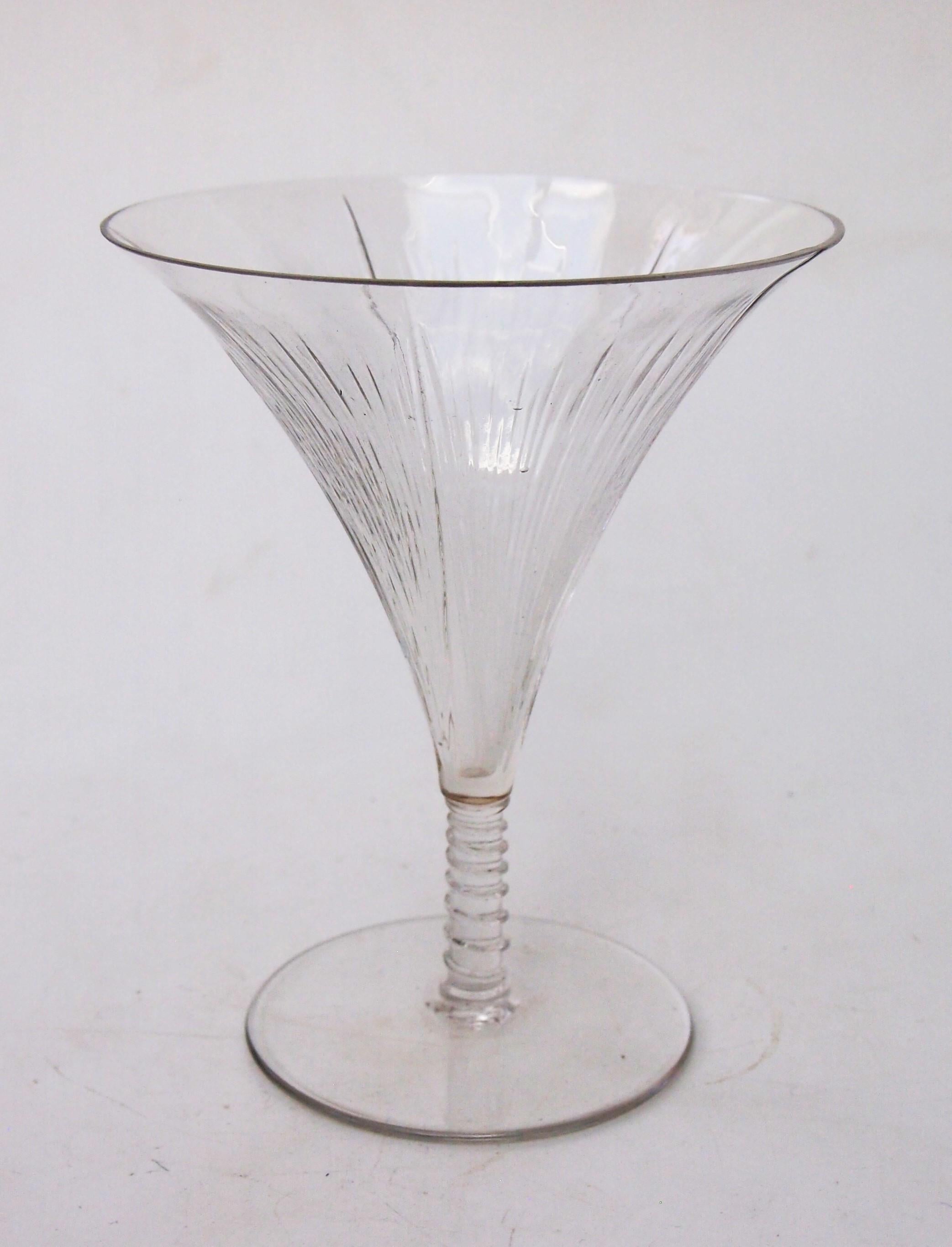 Außergewöhnlich seltenes Rene Lalique signiertes Liseron-Fuß-Glas 1921 (Art déco) im Angebot