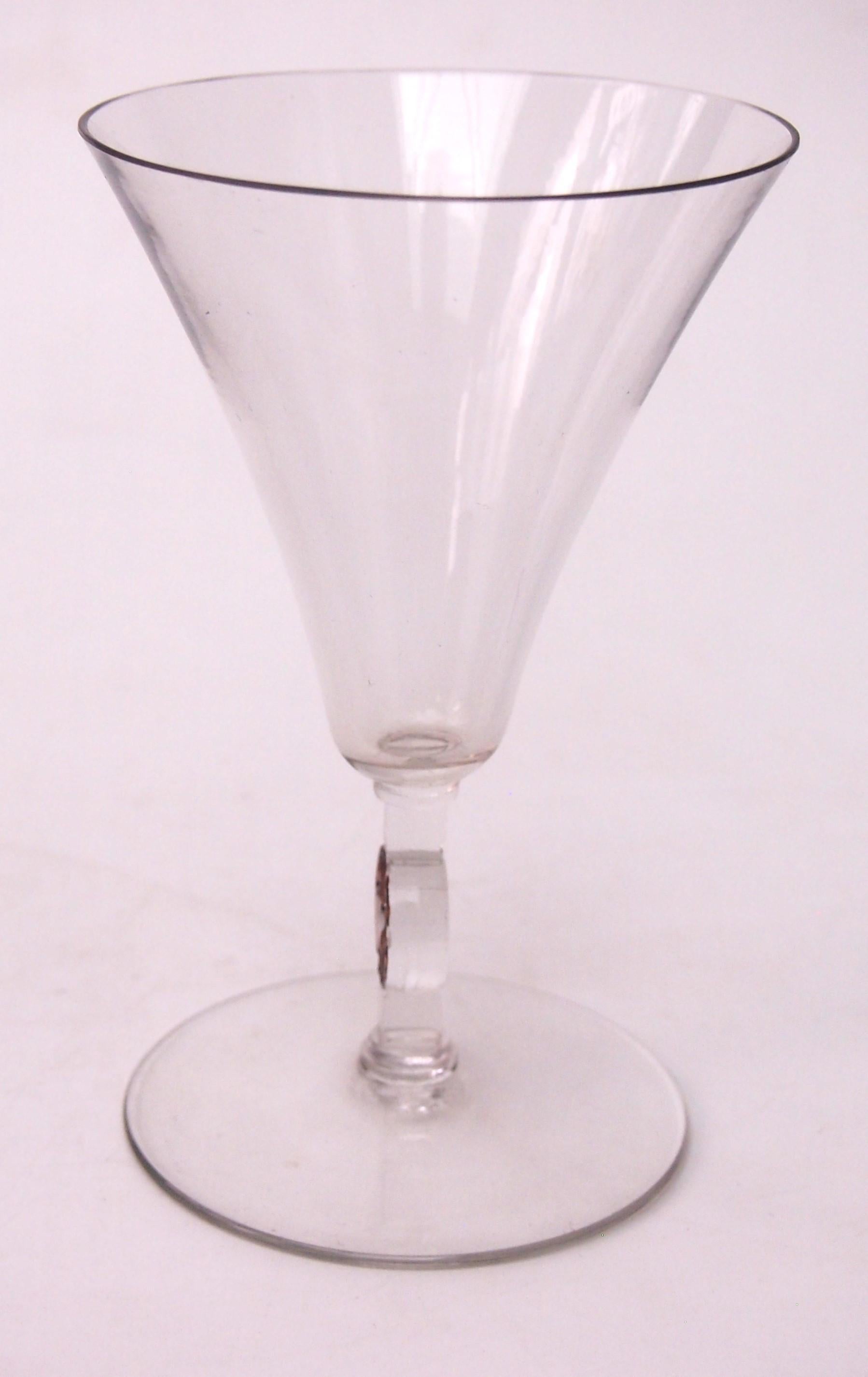Excepcionalmente rara copa de vino con pie René Lalique Monogram fabricada c 1921 -firmada en la base del pie R Lalique France en un pequeño círculo -ver fotos. Las copas con monograma eran encargos especiales para compradores individuales, por lo