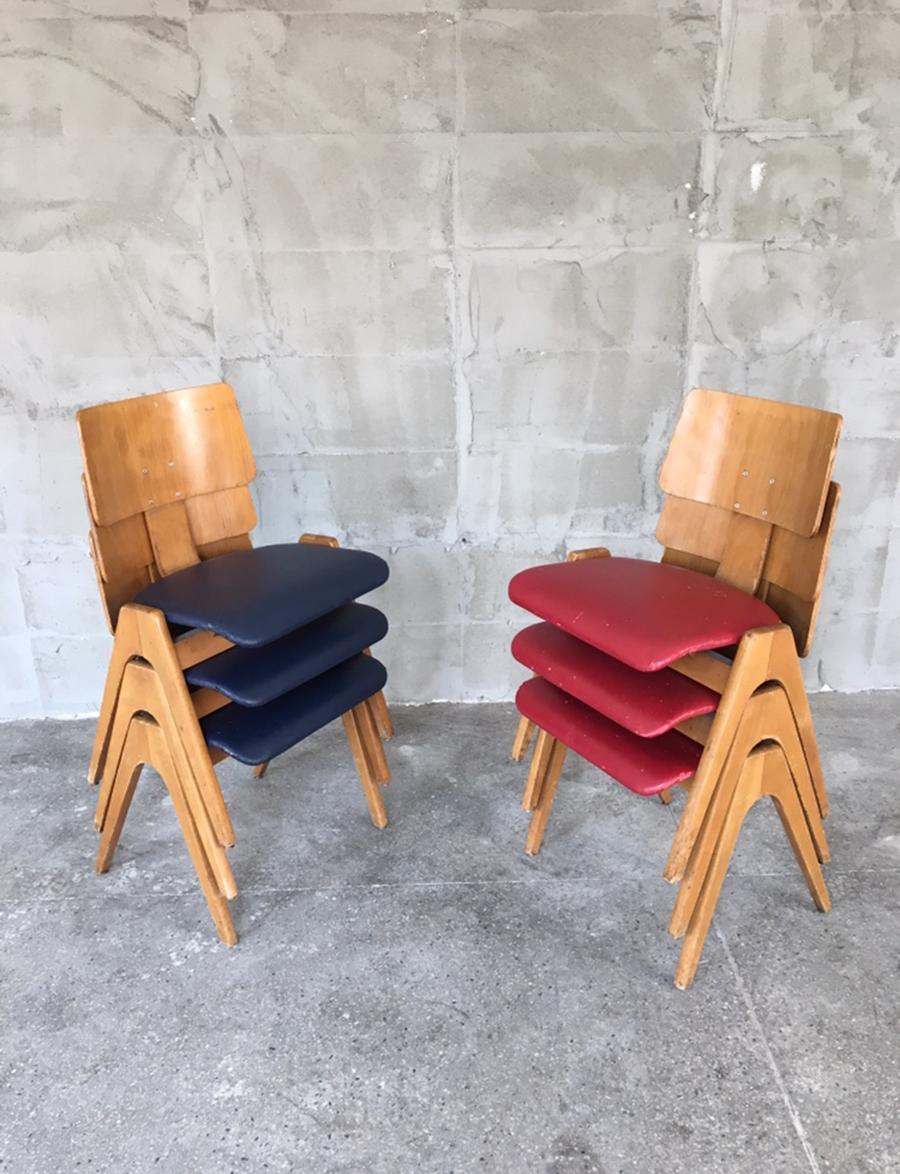 Very rare to find set of six Hillestak chairs by the great English designer Robin Day, made in the distant 1950s. The chairs have beech structure and plywood for the part of the backrests, the seats are very soft, originally upholstered in soft