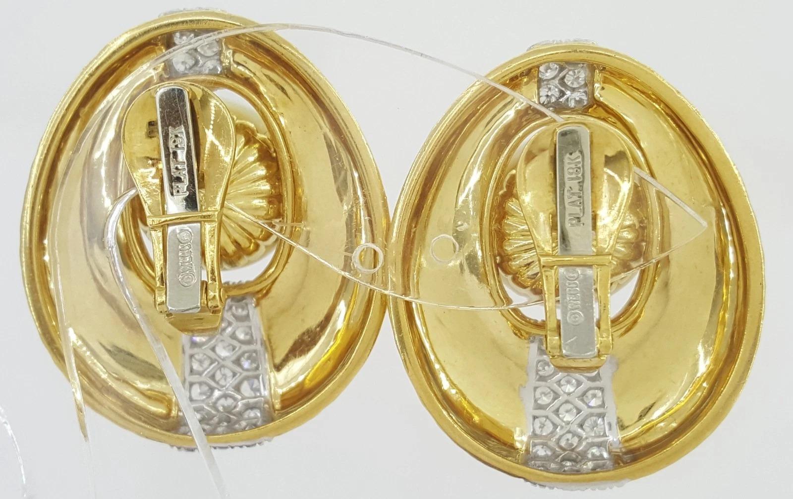 ✨ Pendientes de perlas y diamantes David Webb Vintage excepcionalmente raros ✨
Oro amarillo de 18 quilates y platino  Clip-On

Adéntrate en el glamour atemporal con estos emblemáticos pendientes David Webb, un sueño de coleccionista que combina
