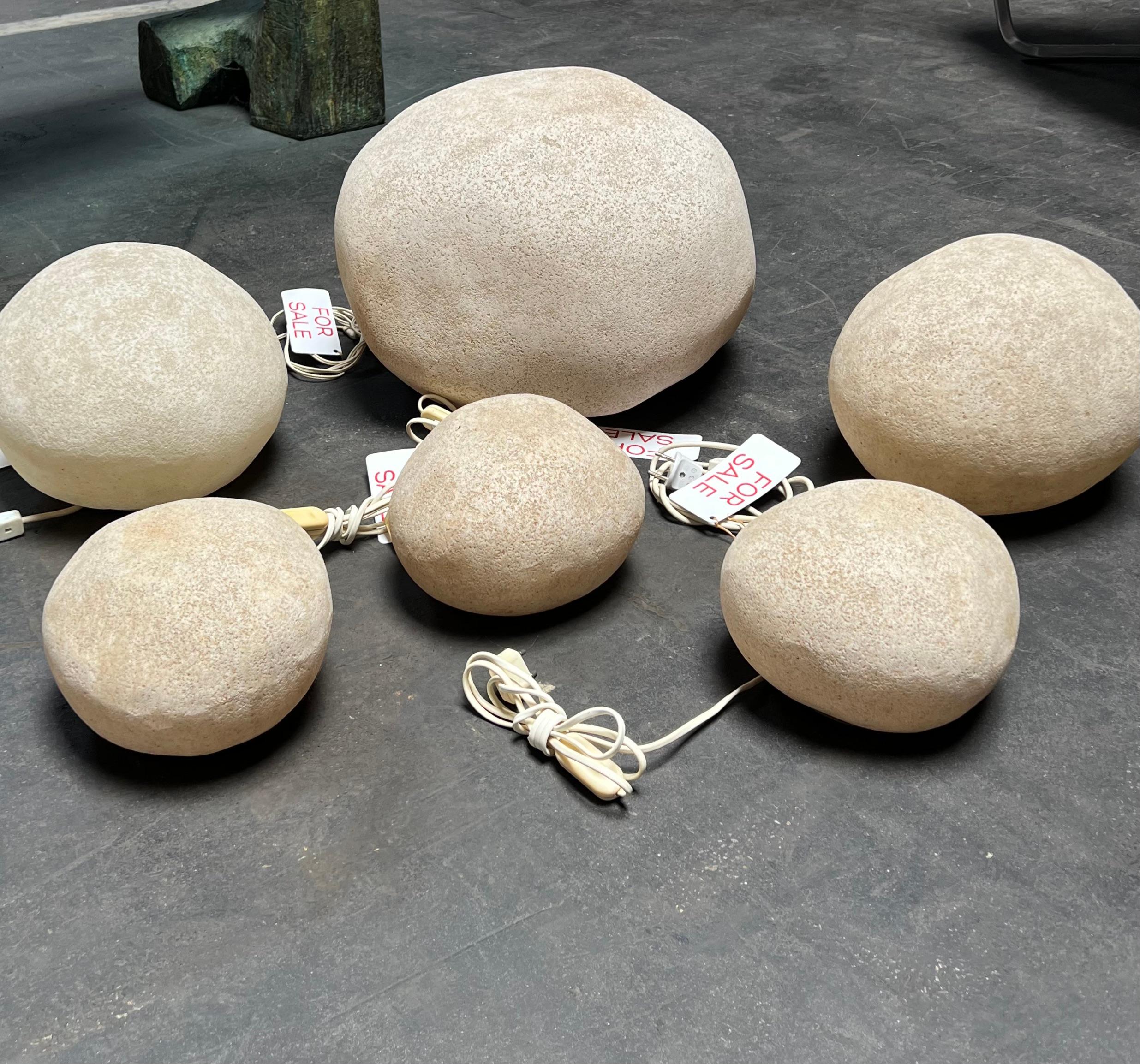 Très belle série de 6  Lampes à rocher conçues par Andre Cazenave pour l'Atelier A 1972. Il s'agit d'un ensemble de produits variés  les premiers modèles de l'Atelier A,
20cm x 3
 30cm x 2 
 45 cm x 1
Les lampes sont très décoratives lorsqu'elles