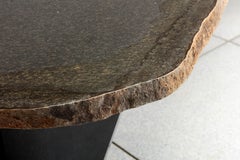 Excepcional Mesa Baja de Piedra Volcánica Daté Kan, Kaaron y Okurayama Studio