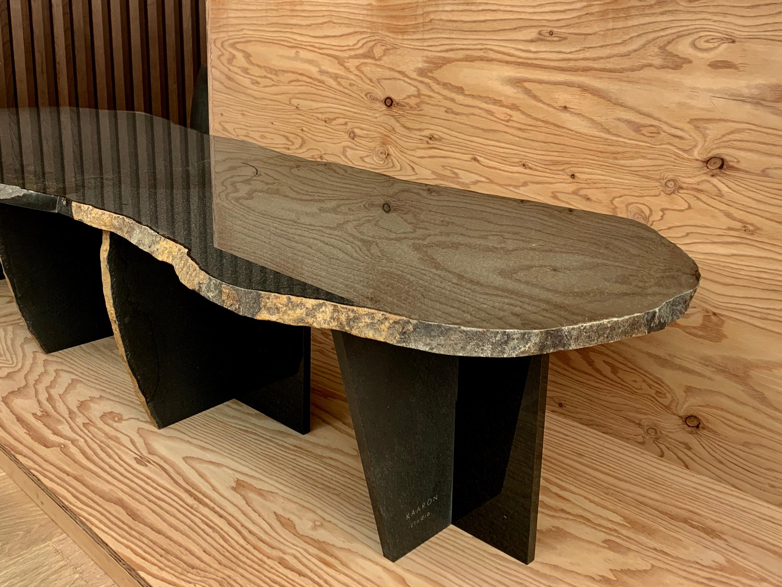 Außergewöhnlicher Daté Kan Tisch aus Vulkangestein, Kaaron und Okurayama Studio (21. Jahrhundert und zeitgenössisch) im Angebot