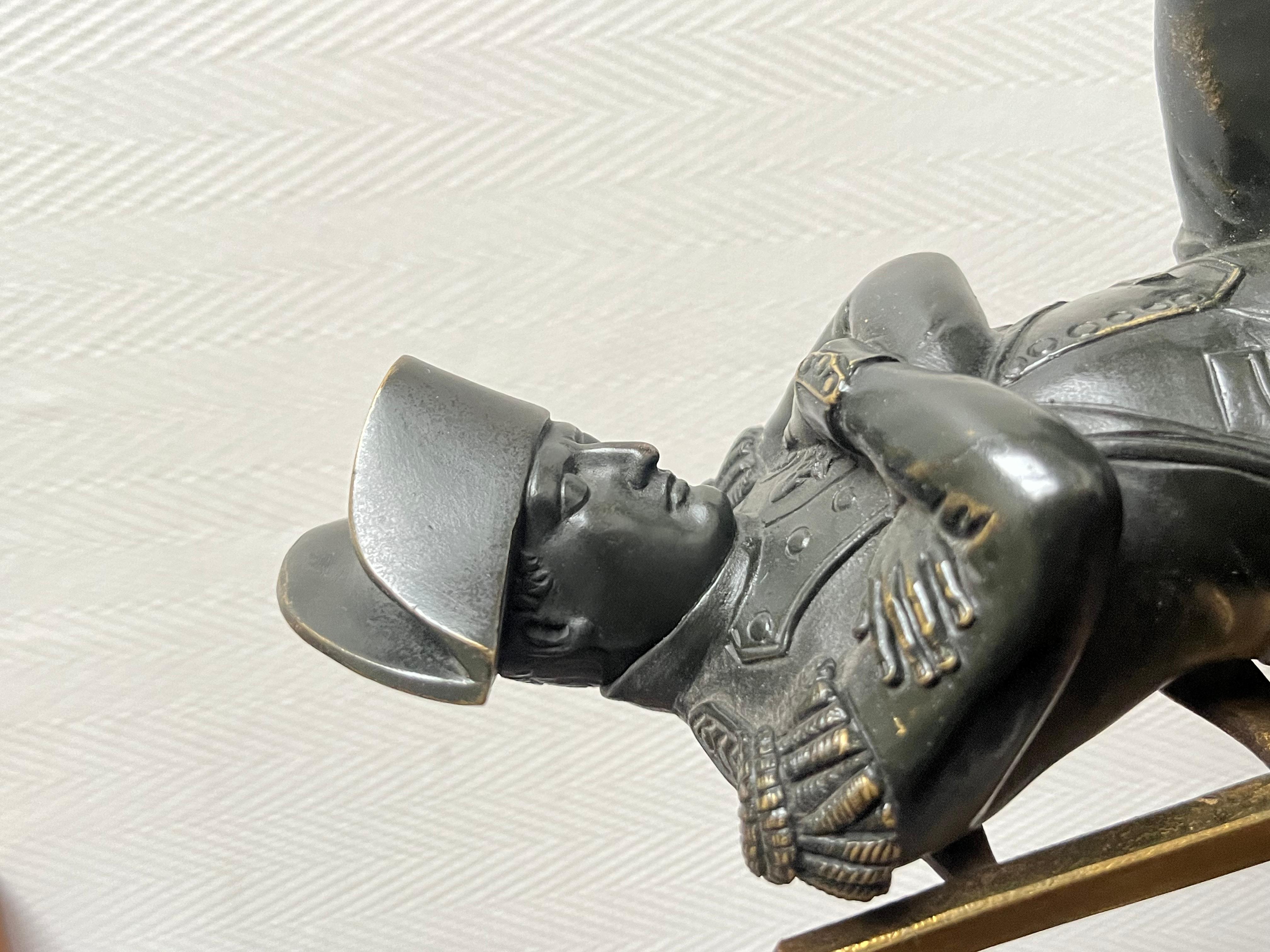 Exceptionnelle pendule de cheminée d'époque 19 ème siècle en bronze patiné et doré. 

Le sujet représentant Napoléon pensif devant un globe terrestre portant une 
épée à la ceinture. 

La terrasse, en bronze également est agrémentée de frises dorées