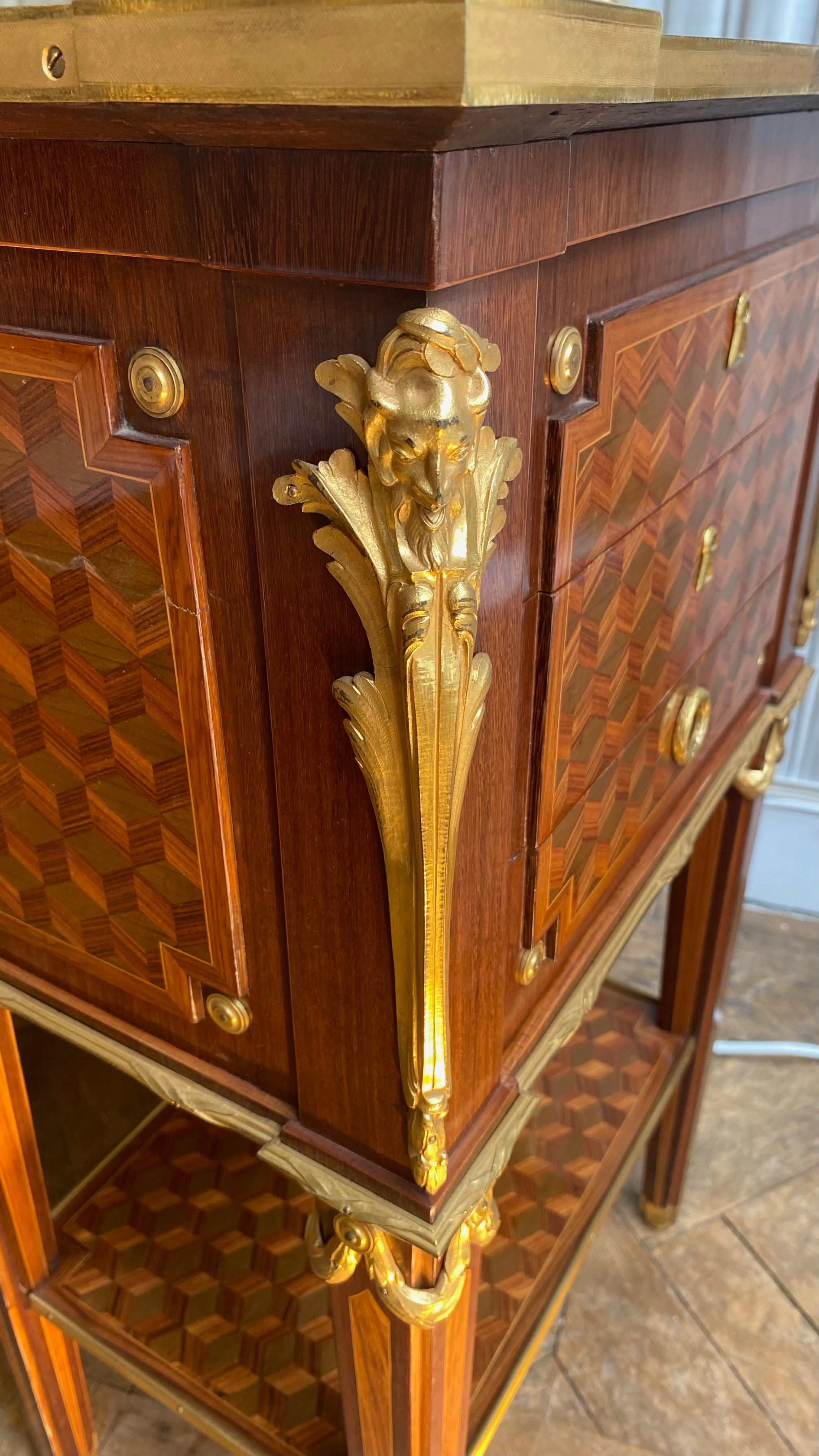 Français Exceptionnelle table chiffonnière d'époque Louis XVI en vente